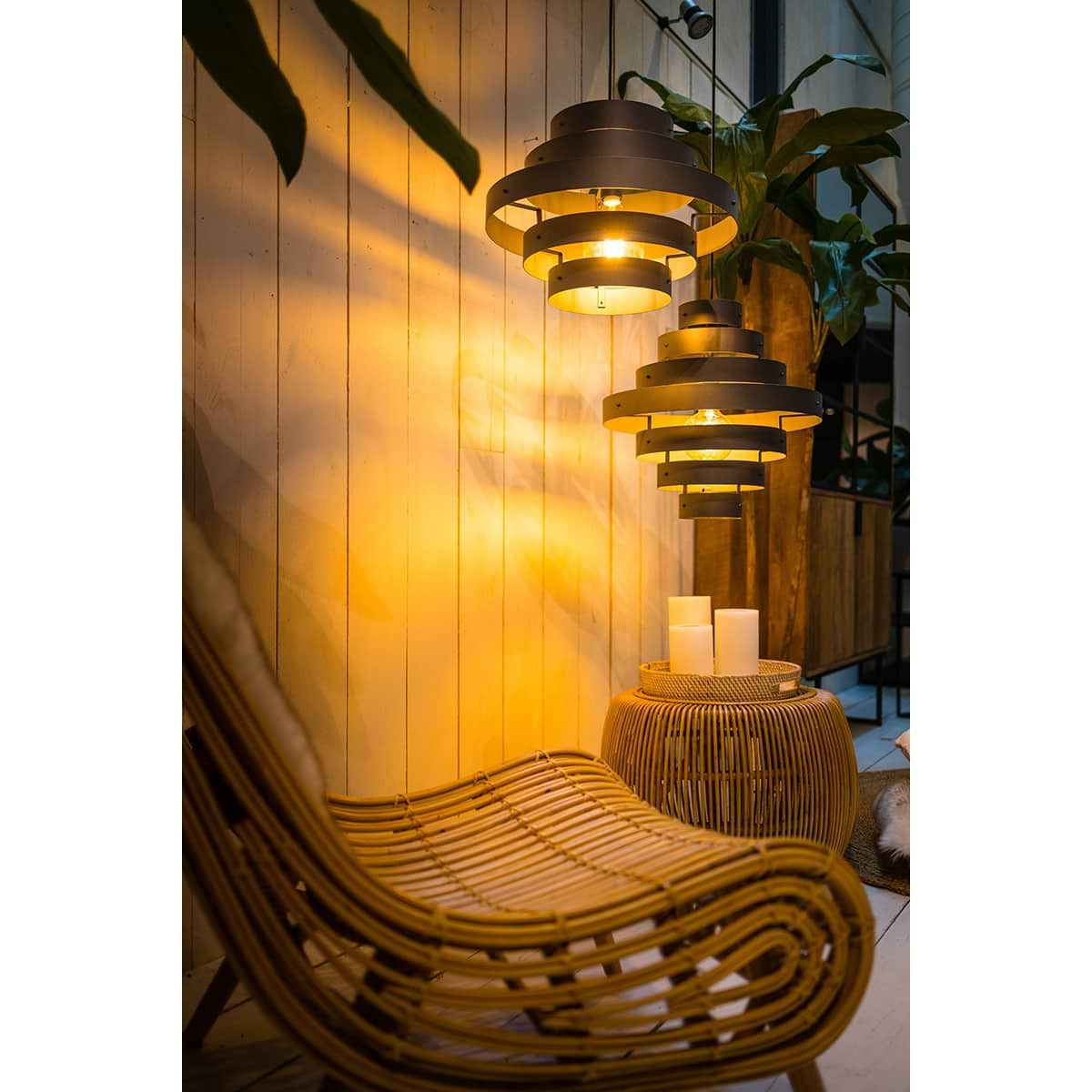 Design mat zwarte hanglamp. Sfeervolle verlichting. Webo Verlichting showroom lampen online Beuningen bij Nijmegen. Lampen webshop.