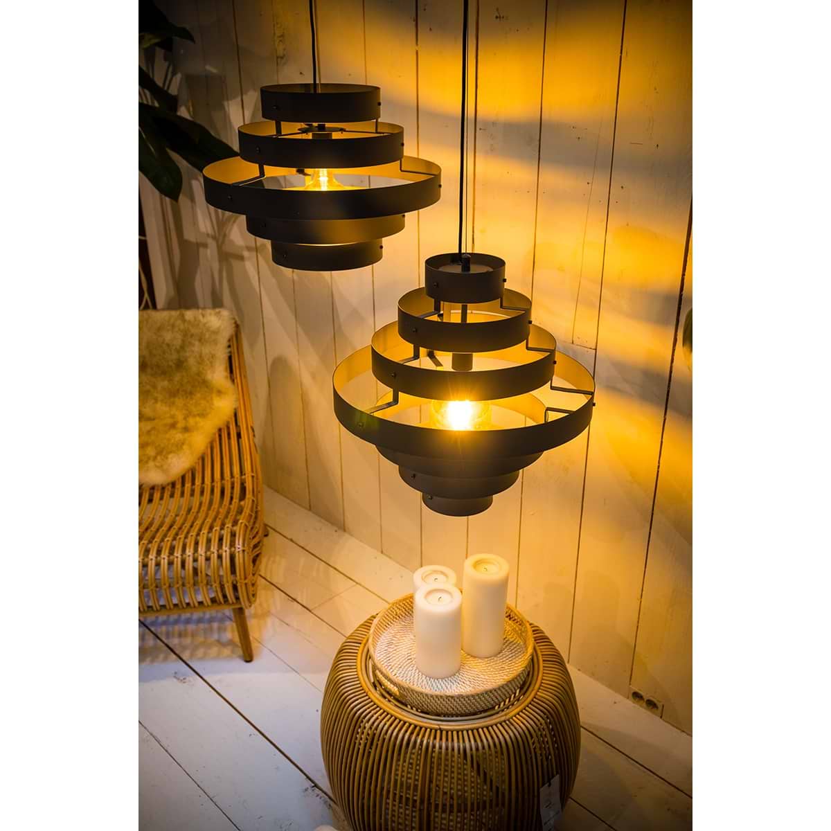 Design mat zwarte hanglamp. Sfeervolle verlichting. Webo Verlichting showroom lampen online Beuningen bij Nijmegen. Lampen webshop.