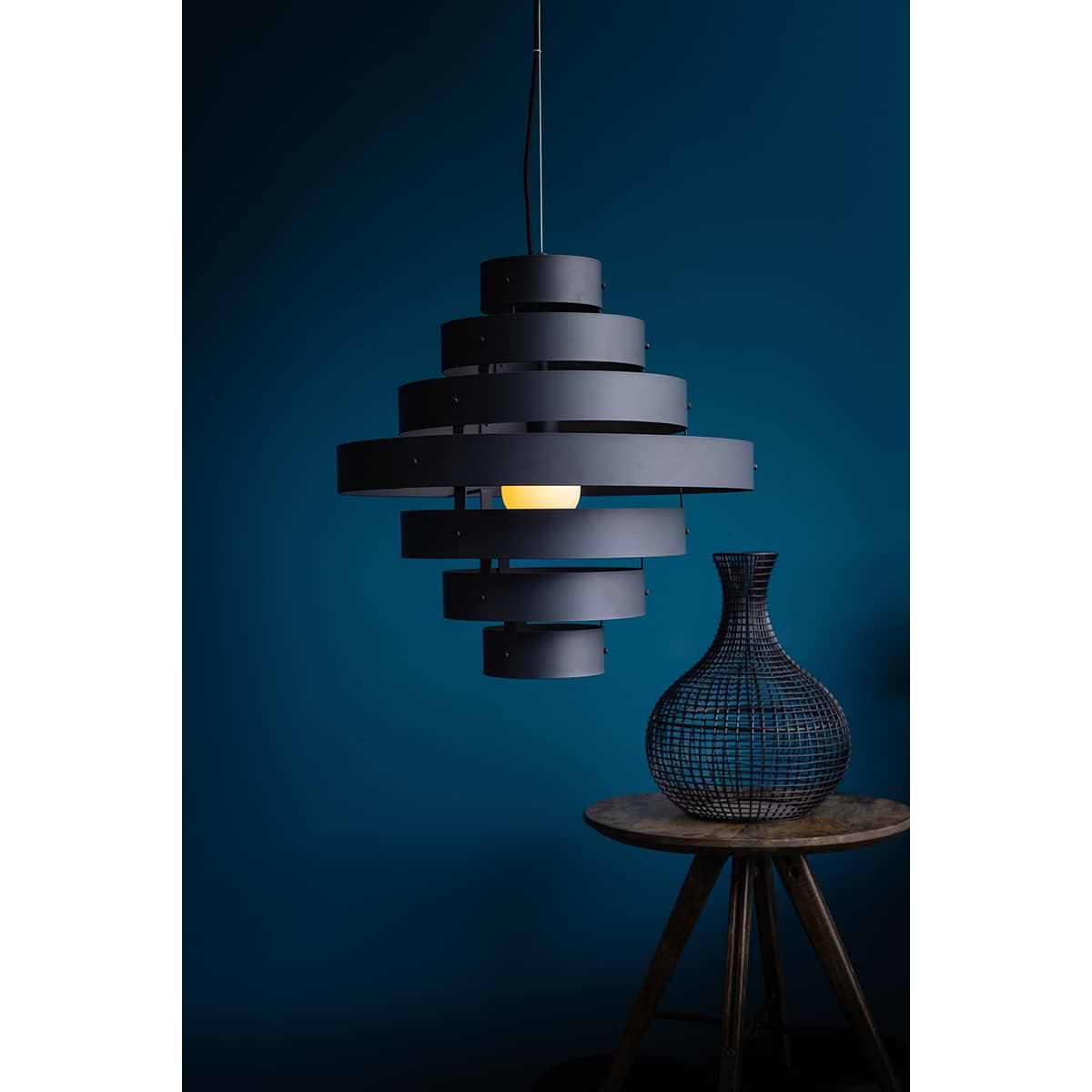 Design mat zwarte hanglamp. Sfeervolle verlichting. Webo Verlichting showroom lampen online Beuningen bij Nijmegen. Lampen webshop.