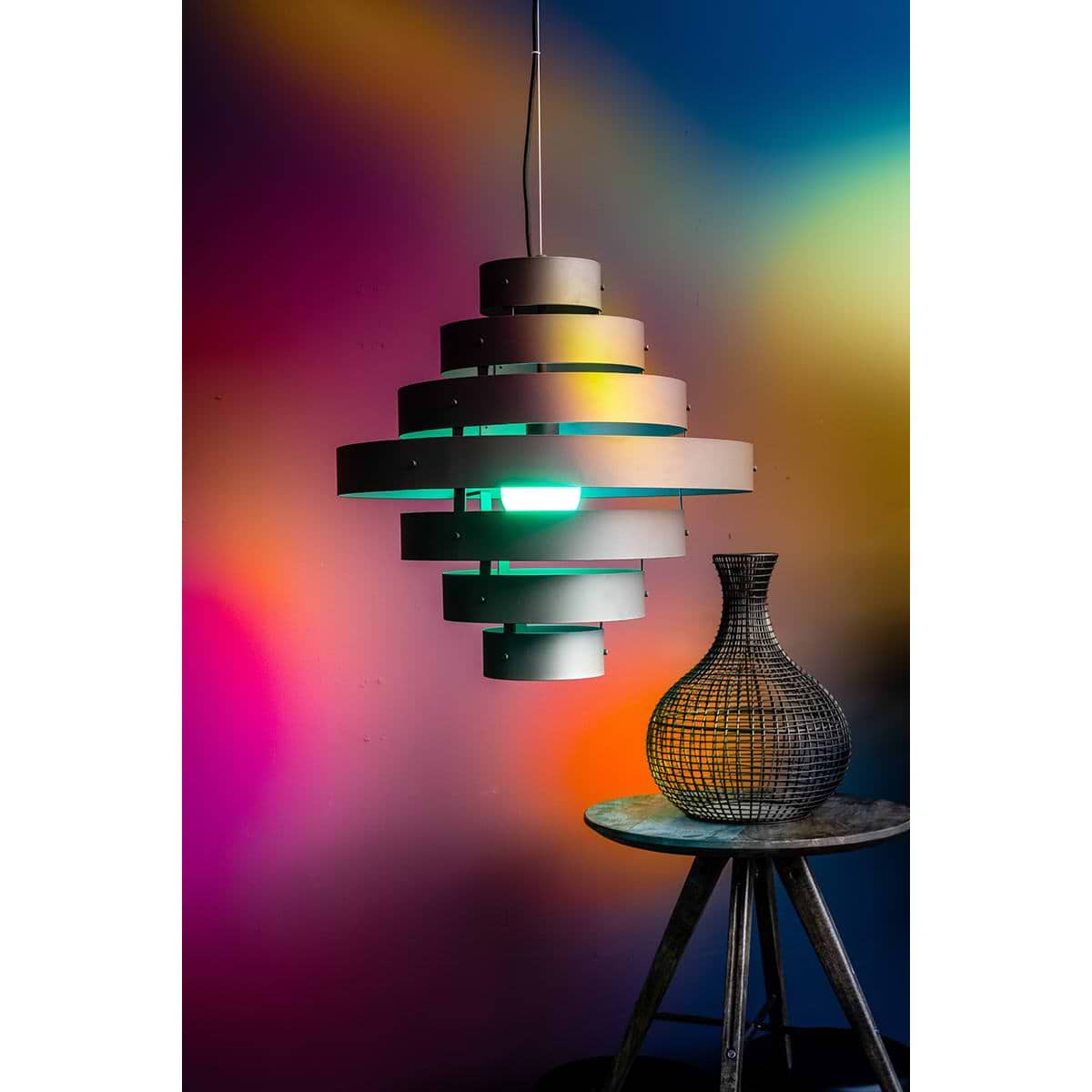 Design mat zwarte hanglamp. Sfeervolle verlichting. Webo Verlichting showroom lampen online Beuningen bij Nijmegen. Lampen webshop.