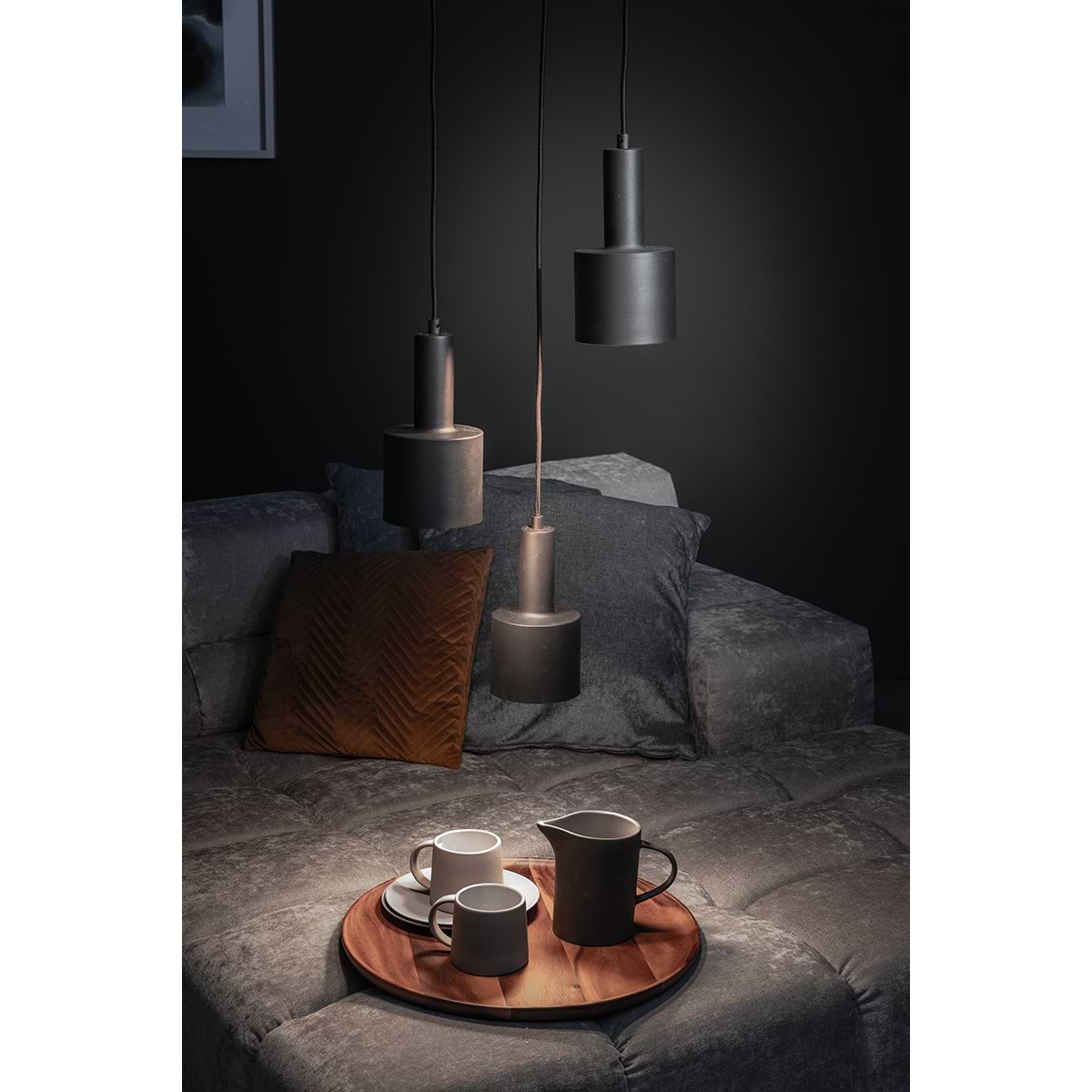 05-HL4392-30. Moderne zwarte hanglamp, drie lichts, drie zwarte kappen, Sledge, ETH, 05-HL4392-30. Expo Trading Holland, Webo Verlichting Showroom lampen online, lampen inspiratie Beuningen bij Nijmegen. Design mat zwarte hanglamp, drie kappen, drie lichts. Sfeervolle verlichting. Webo Verlichting showroom lampen online Beuningen bij Nijmegen. Lampen webshop.