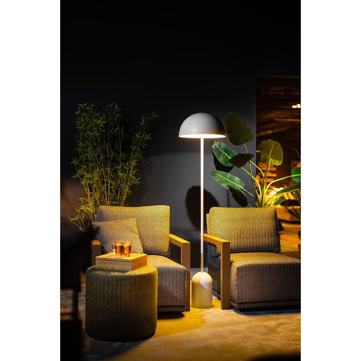 Mat witte vloerlamp, staande sfeerlamp. Sfeervolle vloerlamp. Mooie bol vorm. Webo Verlichting showroom lampen online. Lampen webshop.