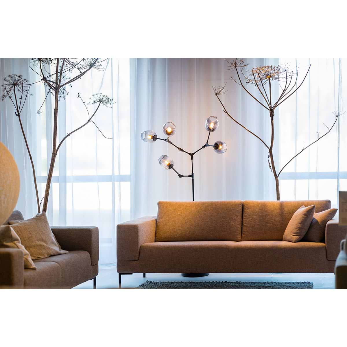 Moderne zwarte vloerlamp met vijf lichtpunten, smoke glas kapjes. Sfeervolle vloerlamp, staande lamp, 05-VL8379-30. ETH, Expo Trading Holland, Webo Verlichting Showroom lampen online, lampen inspiratie Beuningen bij Nijmegen.