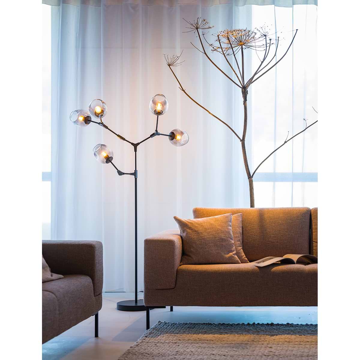 05-VL8379-30. Moderne zwarte vloerlamp met vijf lichtpunten, smoke glas kapjes. Sfeervolle vloerlamp, staande lamp, 05-VL8379-30. ETH, Expo Trading Holland, Webo Verlichting Showroom lampen online, lampen inspiratie Beuningen bij Nijmegen.