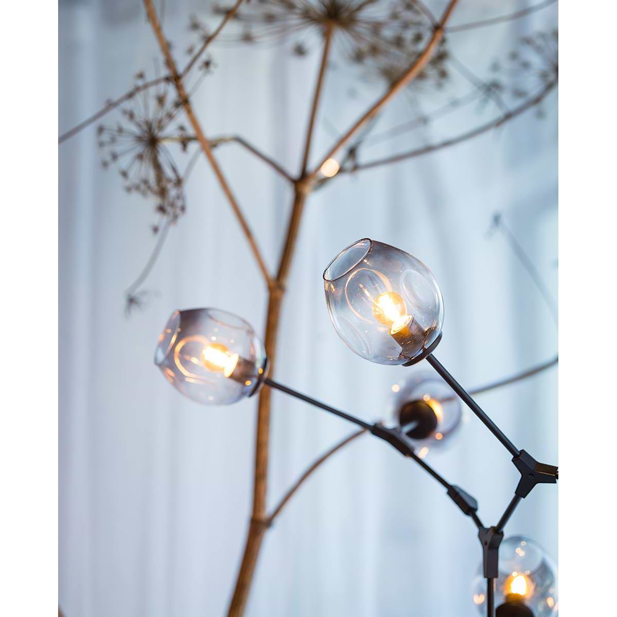 05-VL8379-30. Moderne zwarte vloerlamp met vijf lichtpunten, smoke glas kapjes. Sfeervolle vloerlamp, staande lamp, 05-VL8379-30. ETH, Expo Trading Holland, Webo Verlichting Showroom lampen online, lampen inspiratie Beuningen bij Nijmegen.