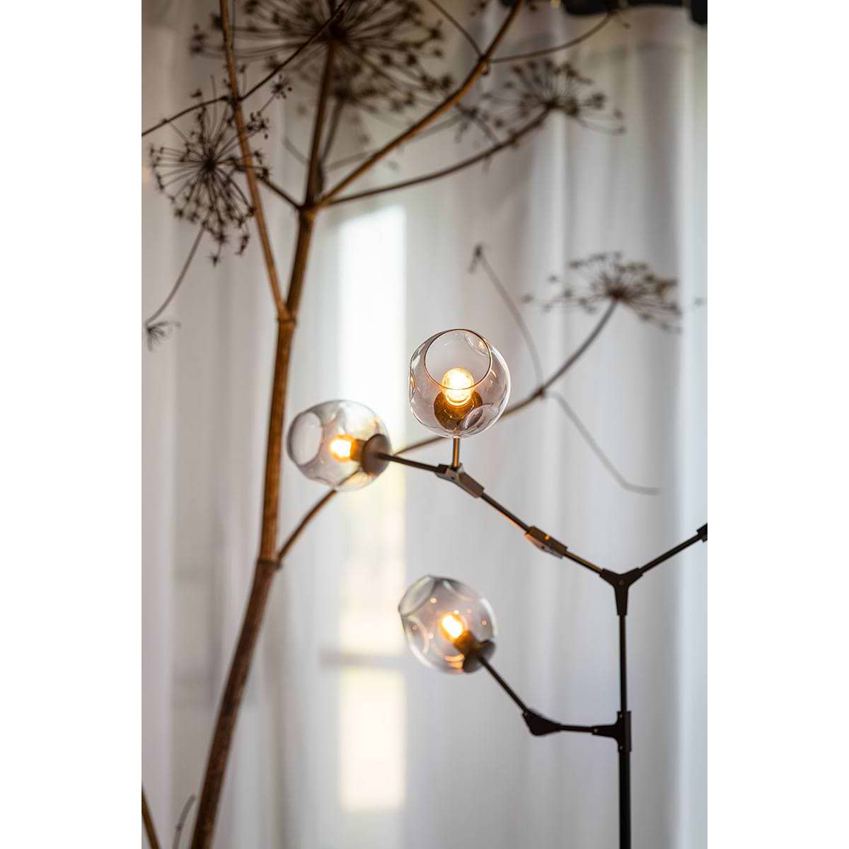 05-VL8379-30. Moderne zwarte vloerlamp met vijf lichtpunten, smoke glas kapjes. Sfeervolle vloerlamp, staande lamp, 05-VL8379-30. ETH, Expo Trading Holland, Webo Verlichting Showroom lampen online, lampen inspiratie Beuningen bij Nijmegen.