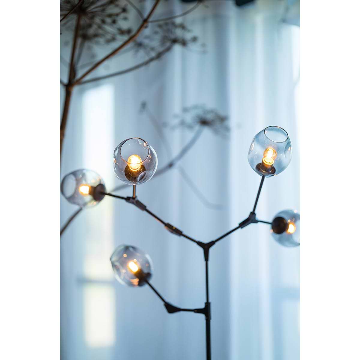 05-VL8379-30. Moderne zwarte vloerlamp met vijf lichtpunten, smoke glas kapjes. Sfeervolle vloerlamp, staande lamp, 05-VL8379-30. ETH, Expo Trading Holland, Webo Verlichting Showroom lampen online, lampen inspiratie Beuningen bij Nijmegen.