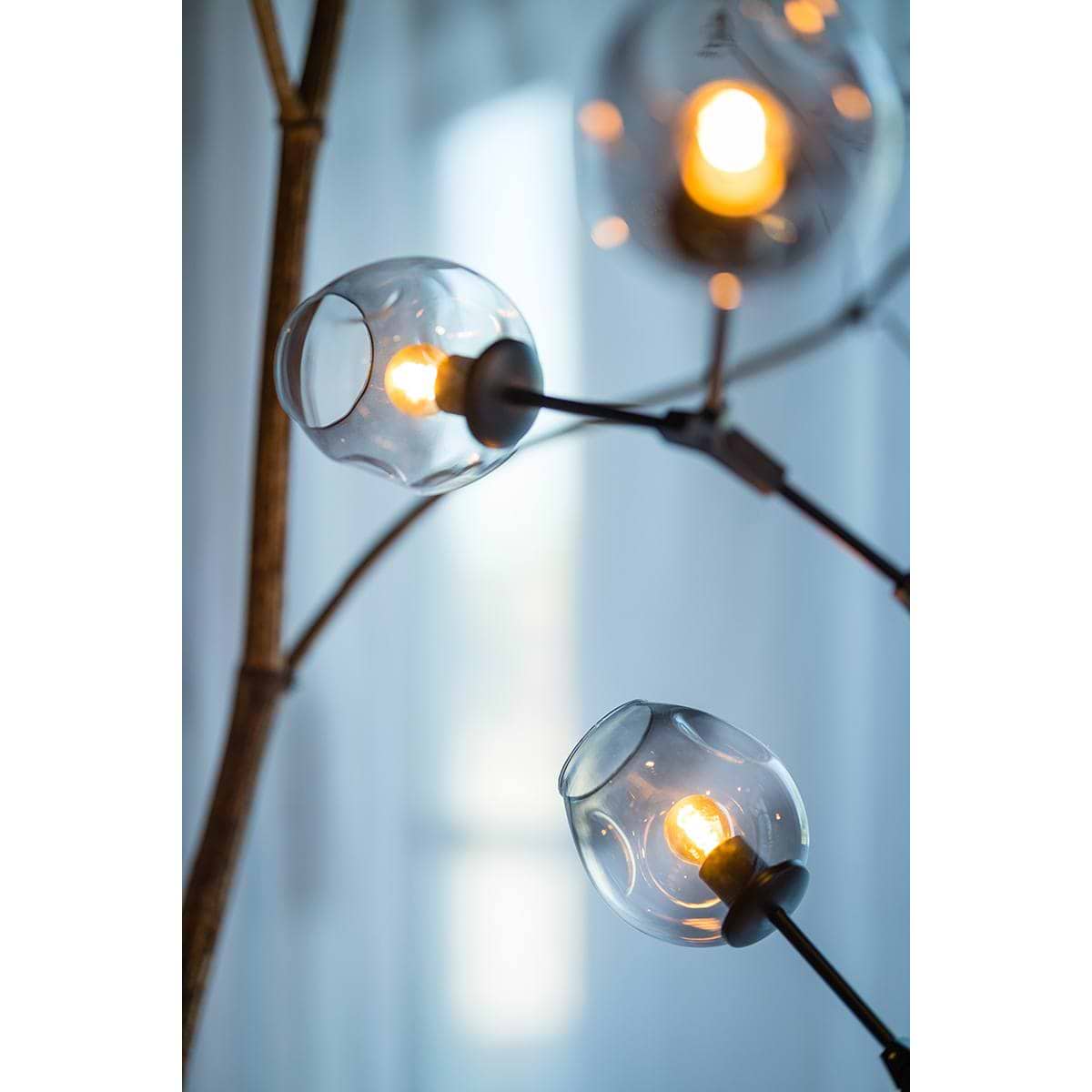 05-VL8379-30. Moderne zwarte vloerlamp met vijf lichtpunten, smoke glas kapjes. Sfeervolle vloerlamp, staande lamp, 05-VL8379-30. ETH, Expo Trading Holland, Webo Verlichting Showroom lampen online, lampen inspiratie Beuningen bij Nijmegen.