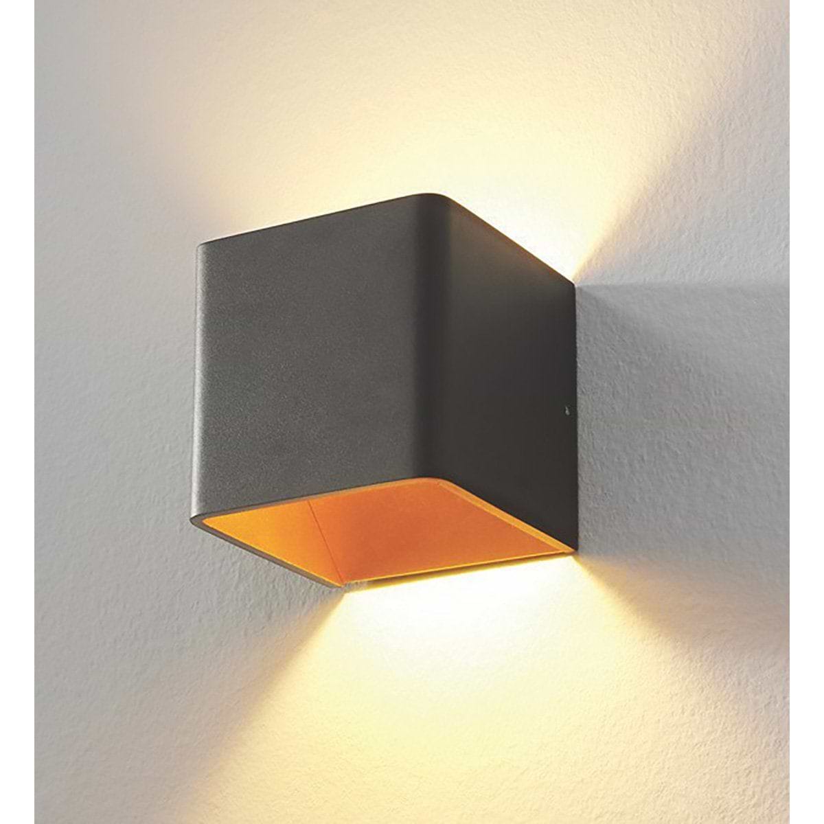 Wandlamp zwart/goud 1-lichts "Fulda" 10x10x10cm LED 6W 2700K 500lm - ART DELIGHT. Deze stijlvolle wandlamp schijnt het licht naar boven en naar beneden op de muur. De lamp is vierkant 10 cm. De lichtbron betreft geïntegreerd LED - LED 6W 2700K 540lm. Incl. driver GLP08WTR700-P. - WL FULDA ZW-GO