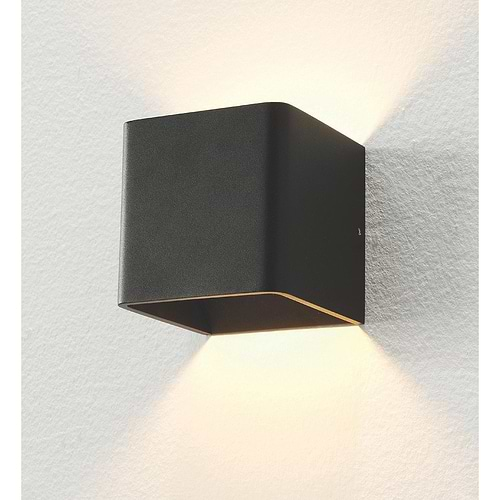 Wandlamp zwart 1-lichts "Fulda" 10x10x10cm LED 6W 2700K 500lm - ART DELIGHT. Deze stijlvolle wandlamp schijnt het licht naar boven en naar beneden op de muur. De lamp is vierkant 10 cm. De lichtbron betreft geïntegreerd LED - LED 6W 2700K 540lm. Incl. driver GLP08WTR700-P. - WL FULDA ZW