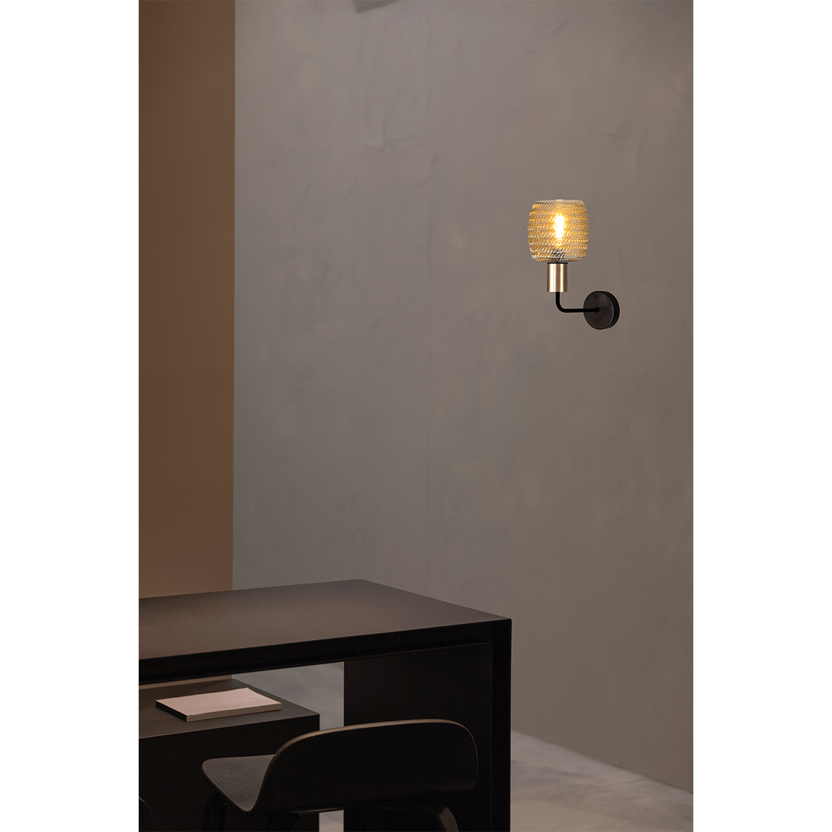 Wandlamp Bounty mat zwart/mat goud lengte  38cm downlight - depth 29 -5cm - glas smoke Ø19cm - MASTERLIGHT