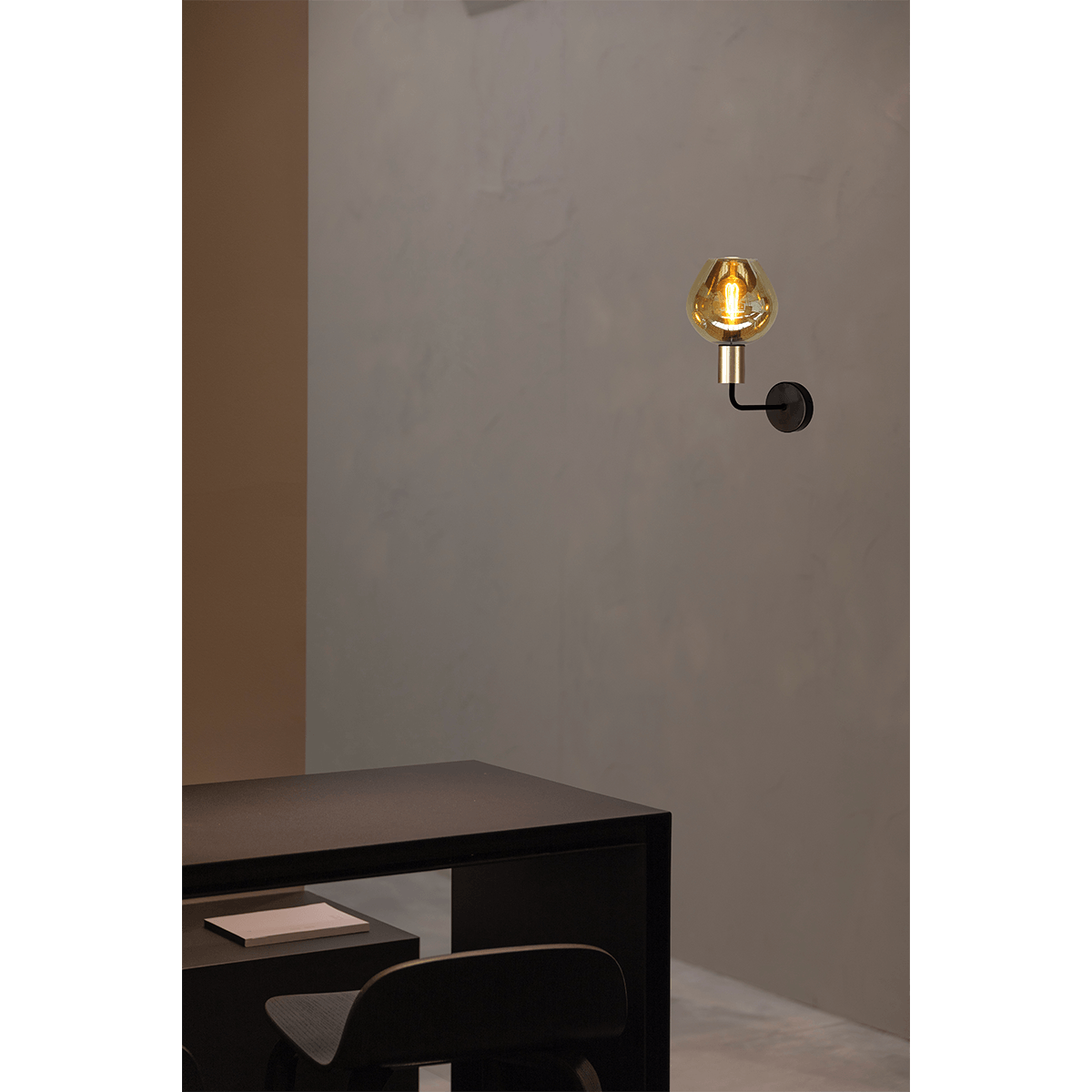 Wandlamp Bounty mat zwart/mat goud lengte  38cm downlight - depth 29 -5cm - glas smoke Ø19cm - MASTERLIGHT