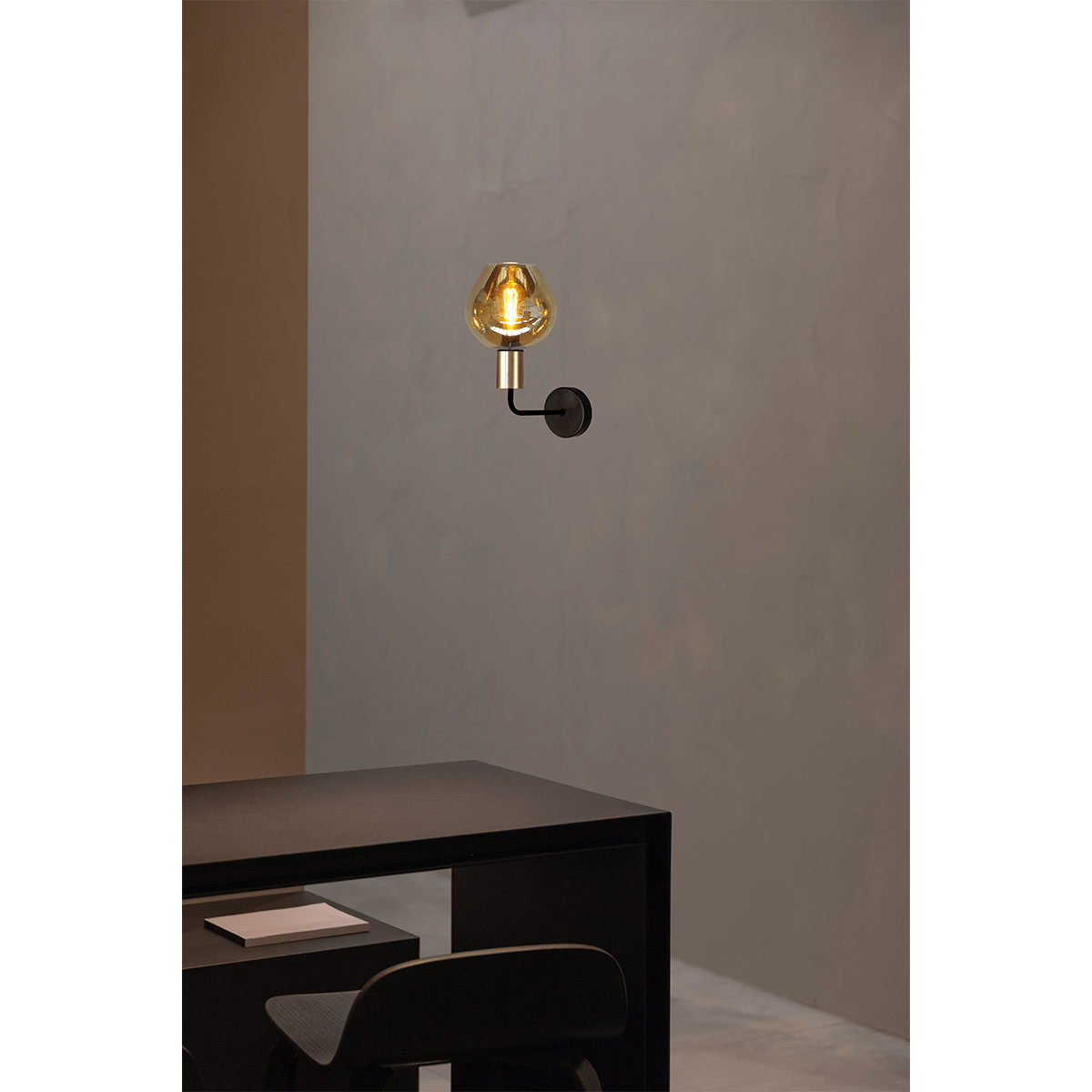 Wandlamp Bounty mat zwart lengte  38cm downlight - depth 29 -5cm - glas smoke Ø19cm - MASTERLIGHT