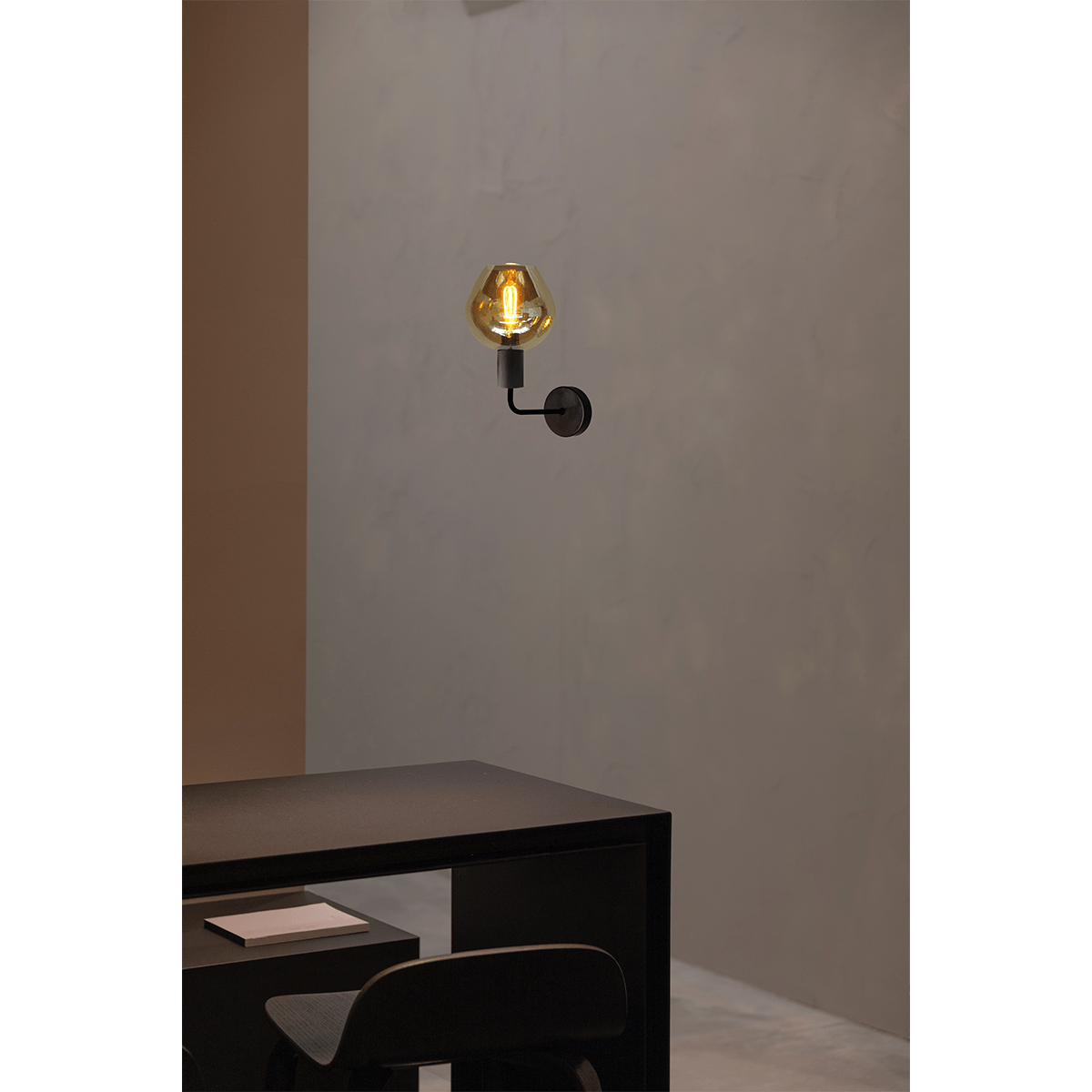 Wandlamp Bounty mat zwart/mat goud lengte  38cm uplight - depth 29 -5cm - glas smoke Ø19cm - MASTERLIGHT