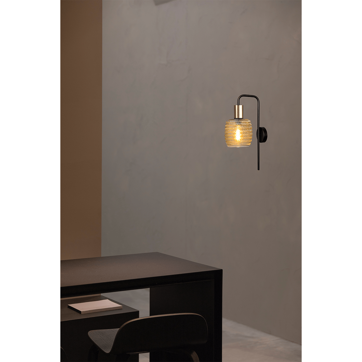 Wandlamp Bounty mat zwart/mat goud lengte  50 -6cm - depth 17 -8cm - glas smoke 62260-05-1 - MASTERLIGHT