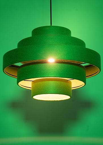 05-HL4397-33. Een sfeervolle groene hanglamp van vilt. Serie Jones van het merk ETH. Deze Jones hanglamp is ook verkrijgbaar in de kleuren antraciet en creme. Zoek in onze website op ‘Jones’.