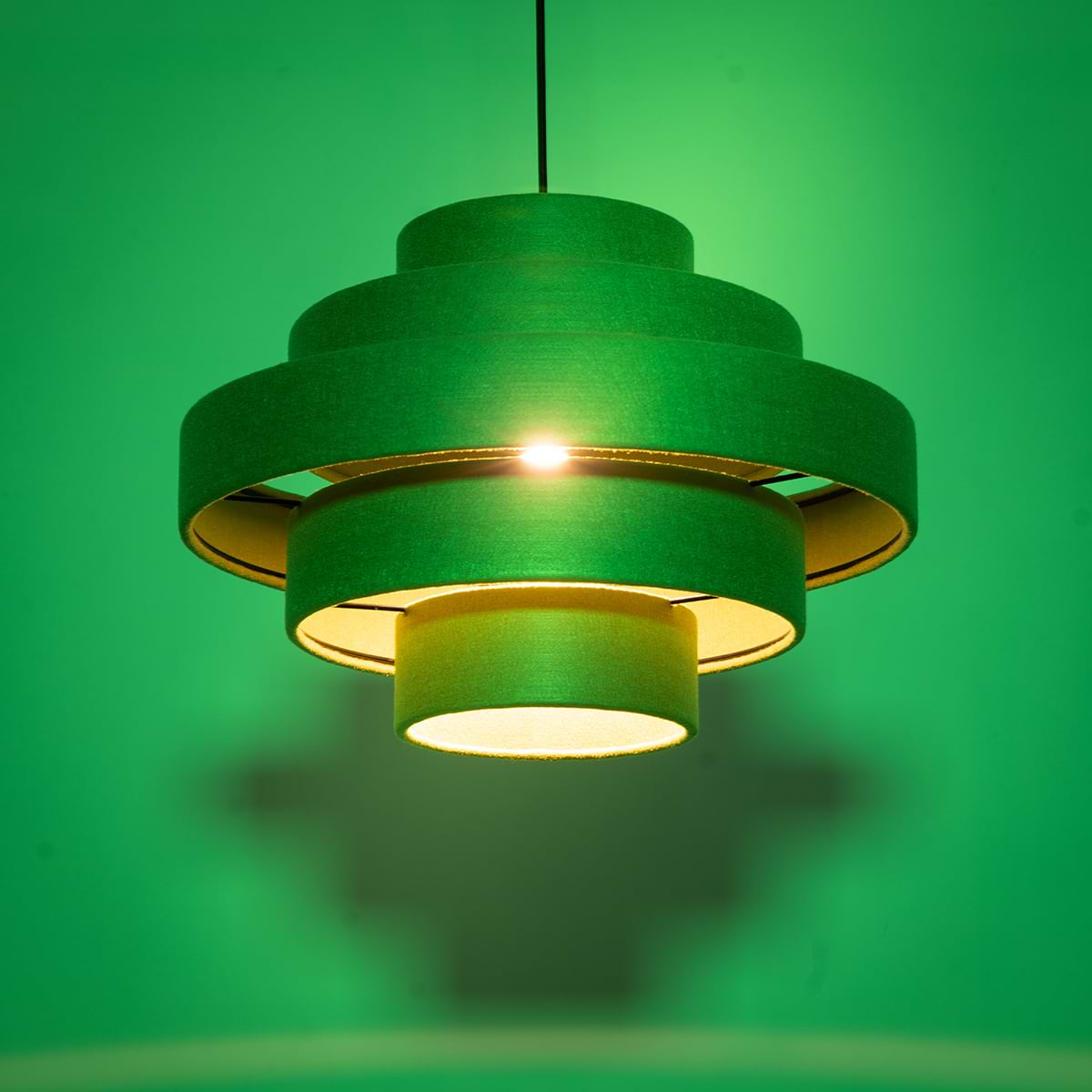 05-HL4397-33. Een sfeervolle groene hanglamp van vilt. Serie Jones van het merk ETH. Deze Jones hanglamp is ook verkrijgbaar in de kleuren antraciet en creme. Zoek in onze website op 'Jones'.
