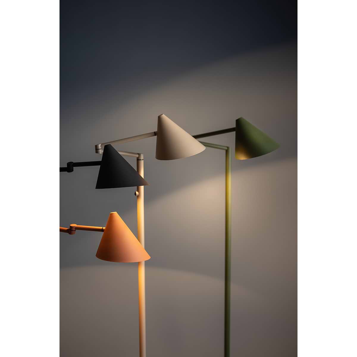 een vloerlamp en een wandlamp. Allemaal verkrijgbaar in de kleuren zwart