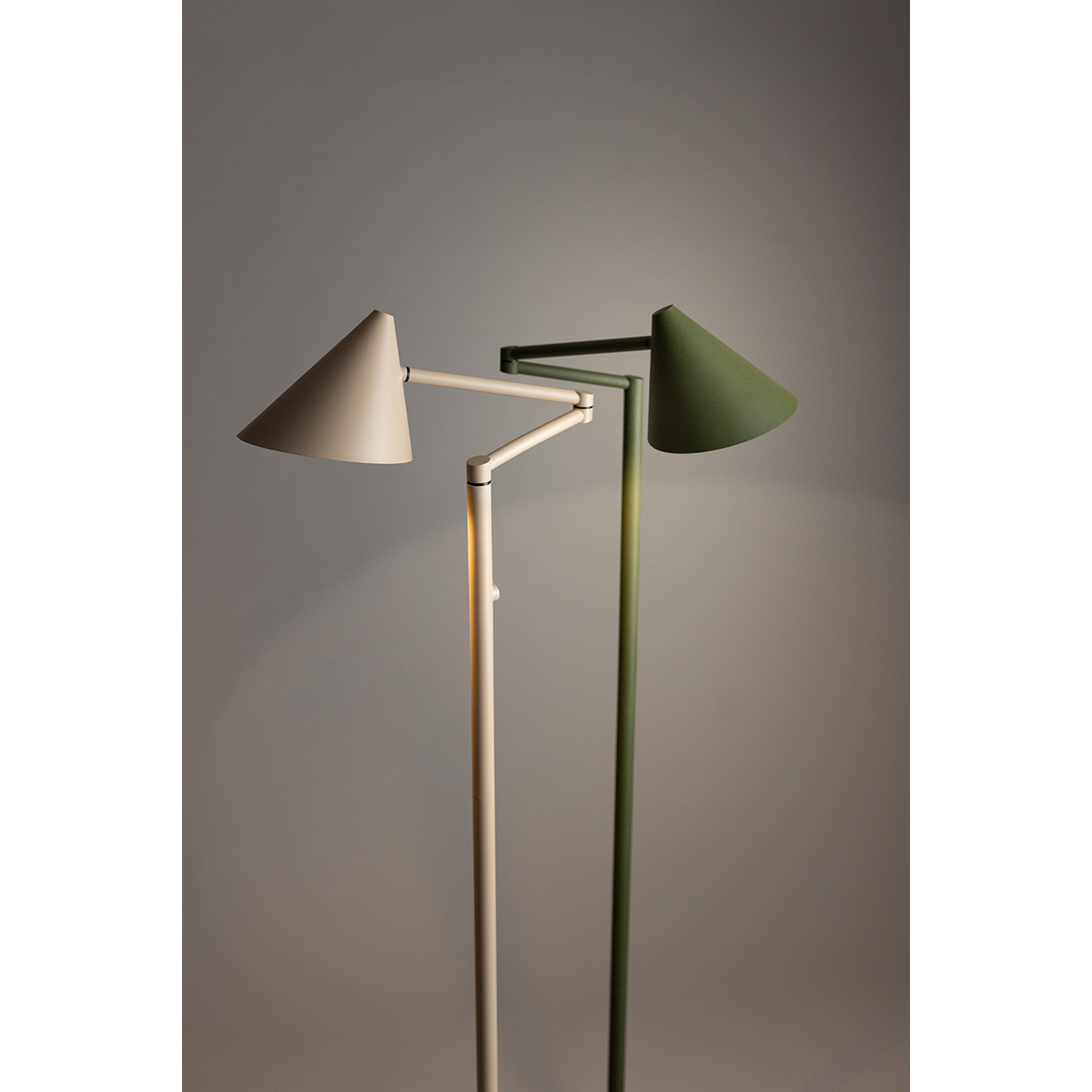 een tafellamp en een vloerlamp. Allemaal verkrijgbaar in de kleuren zwart