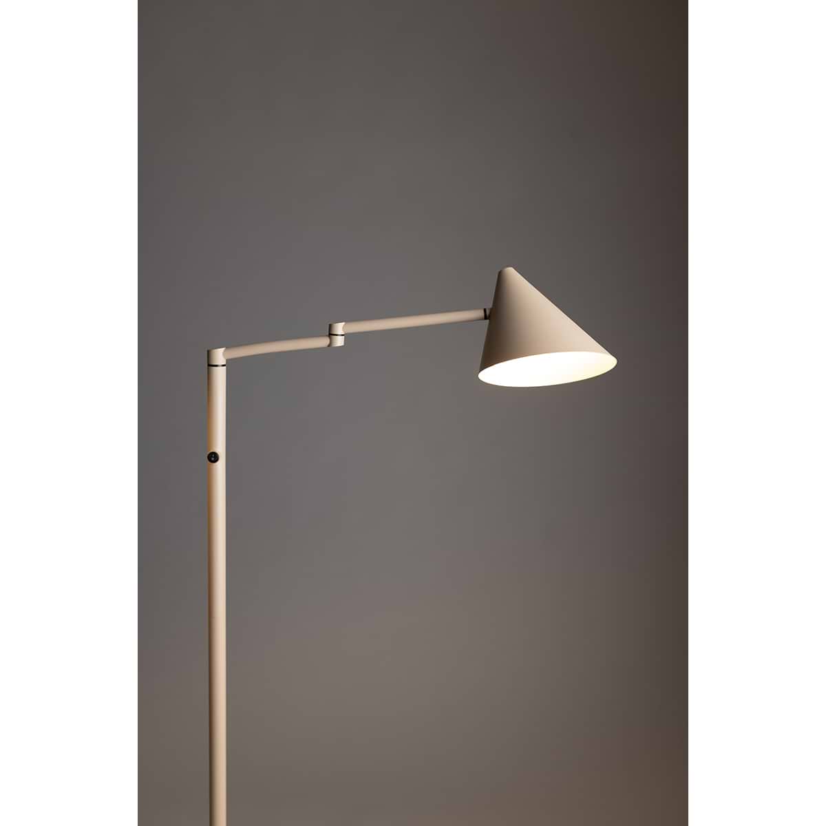 een vloerlamp en een wandlamp. Allemaal verkrijgbaar in de kleuren zwart