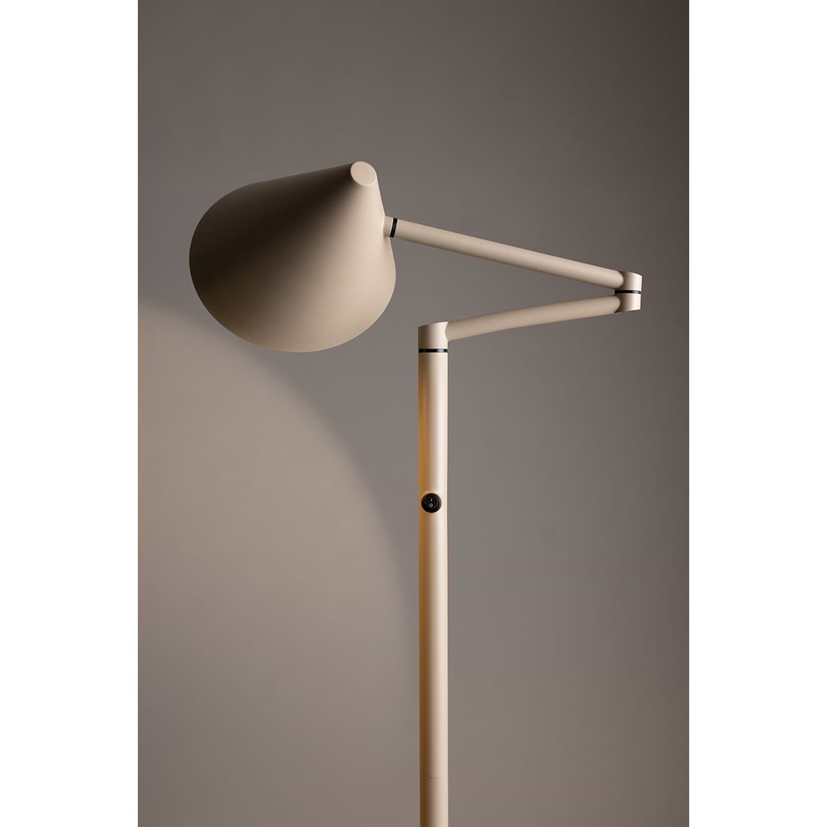 een vloerlamp en een wandlamp. Allemaal verkrijgbaar in de kleuren zwart