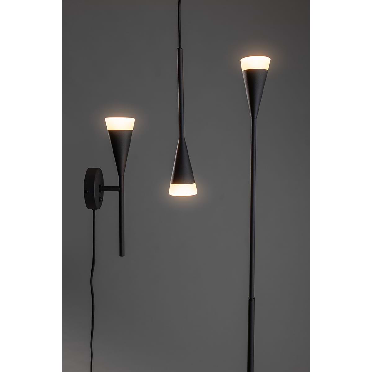 Stijlvolle wandlamp Defender, een tafellamp en een vloerlamp. Zoek op 'Defender' in het zoekveld op onze website en u ziet ze allemaal.