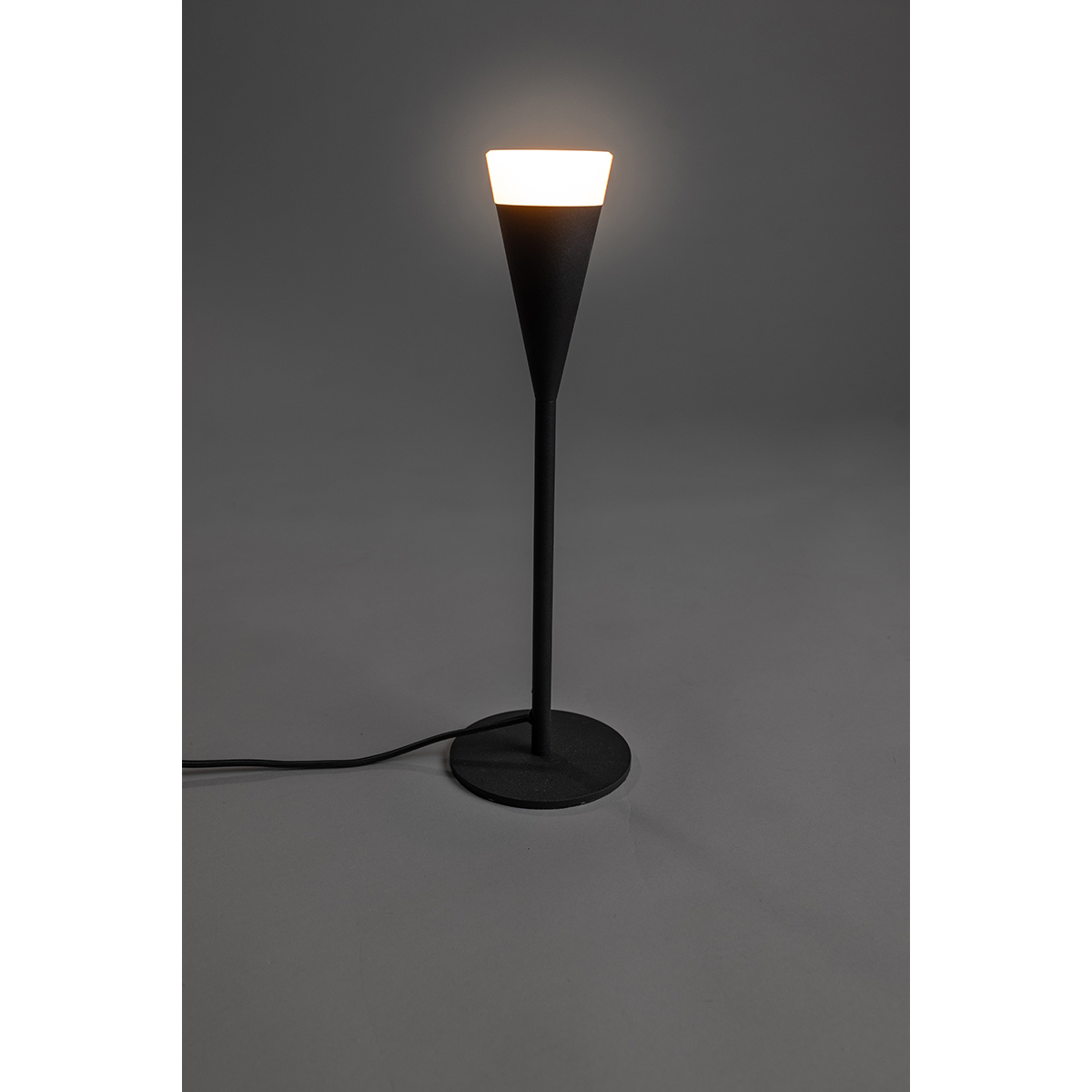 05-HL4366-30. Stijlvolle hanglamp Defender