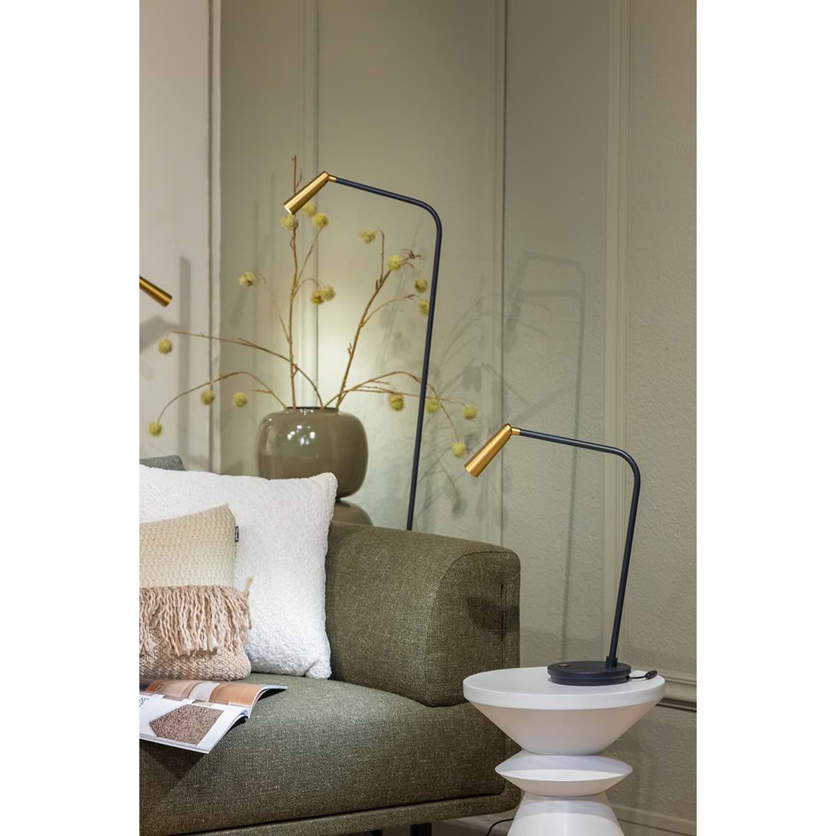 3 of 4 spots. En de serie Barry kent ook een tafellamp en twee vloerlampen. Zoek op 'Barry' in onze website.