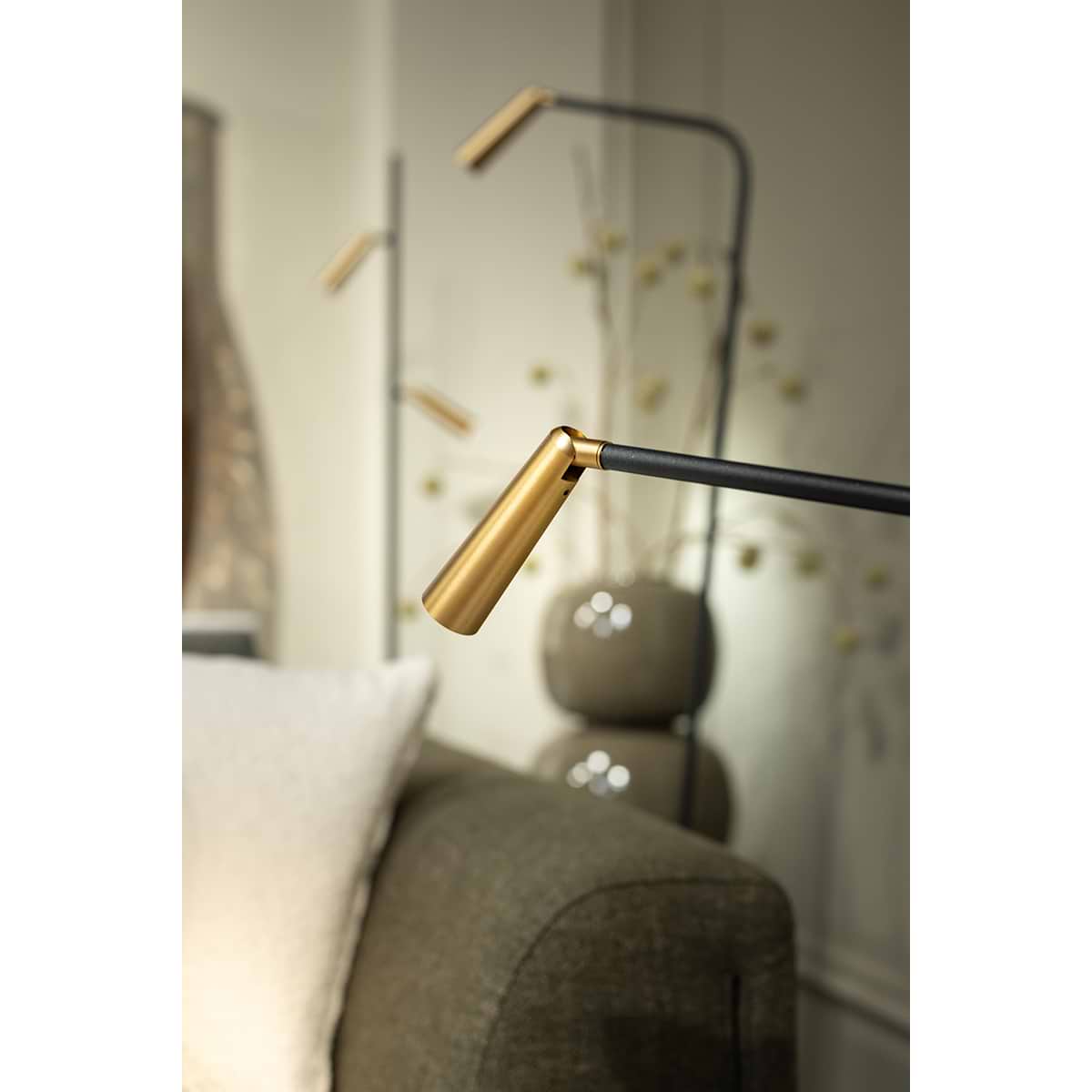 3 of 4 spots. En de serie Barry kent ook een tafellamp en twee vloerlampen. Zoek op 'Barry' in onze website.