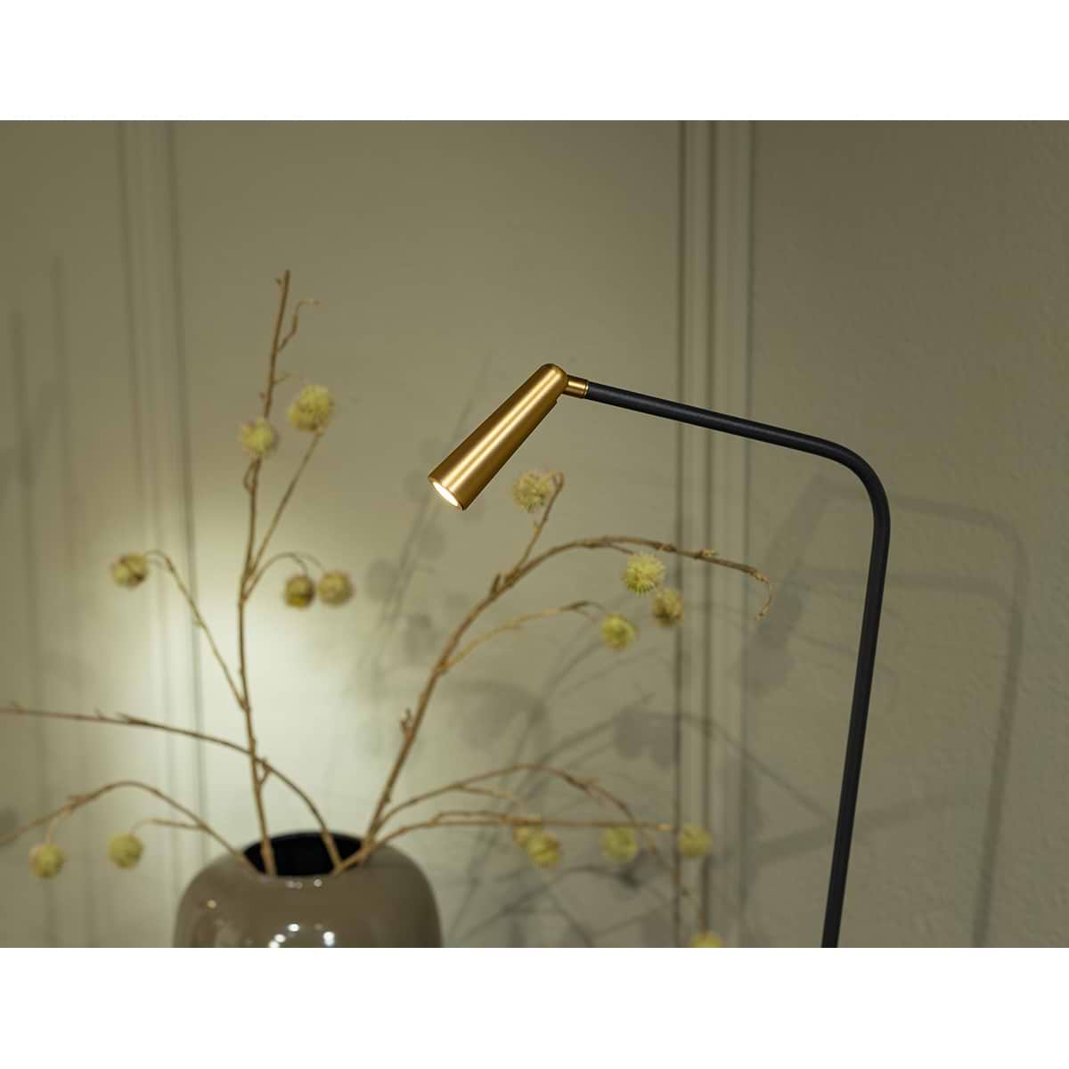 zwart/goud. Geïntegreerd LED. Serie Barry - ETH. Deze spot plafondlamp is dimbaar met een externe wanddimmer. In de Barry serie van ETH bevinden zich ook plafondspots met 1