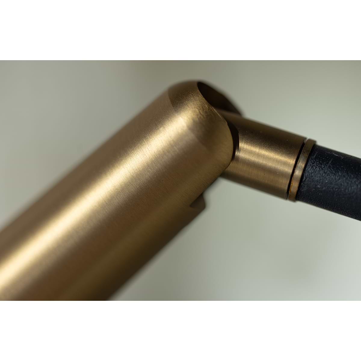 zwart/goud. Geïntegreerd LED. Serie Barry - ETH. Deze spot plafondlamp is dimbaar met een externe wanddimmer. In de Barry serie van ETH bevinden zich ook plafondspots met 1