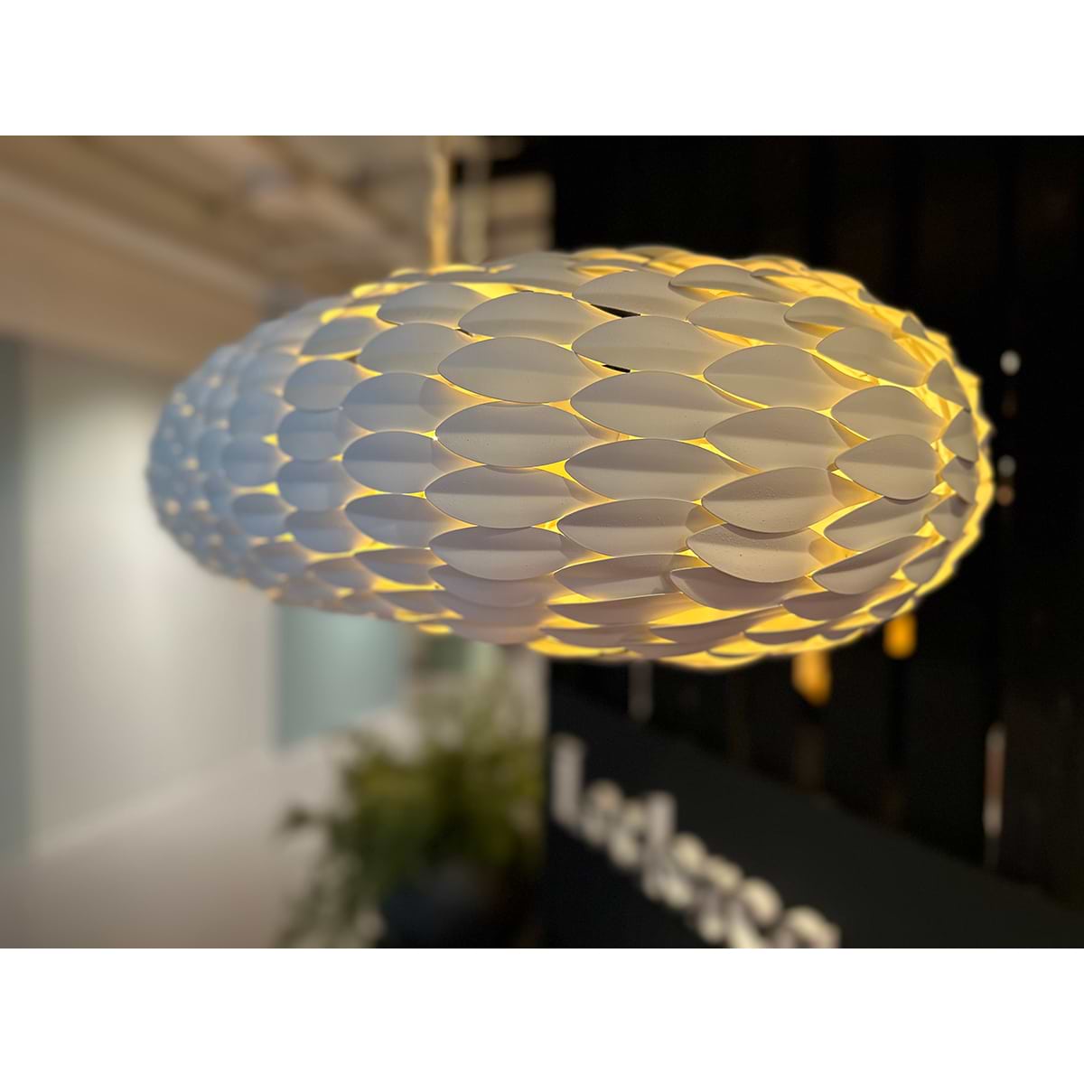 LB750/8+1OV. De lamp heeft acht lichtpunten voor E14 LED lampjes en een lichtpunt waar een GU10 LED spotje in kan. Het spotje kan via het armatuur aan en uit worden gezet