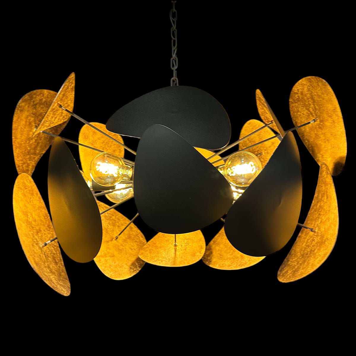 LB555/8+1OV. De lamp heeft acht lichtpunten voor E27 LED lampjes en een lichtpunt waar een GU10 LED spotje in kan. Het spotje kan via het armatuur aan en uit worden gezet
