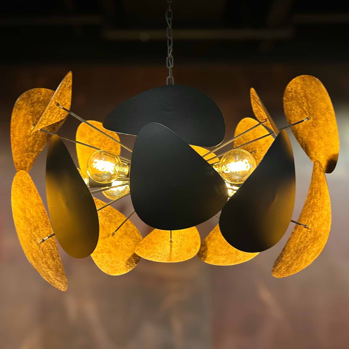LB555/8+1OV. De lamp heeft acht lichtpunten voor E27 LED lampjes en een lichtpunt waar een GU10 LED spotje in kan. Het spotje kan via het armatuur aan en uit worden gezet