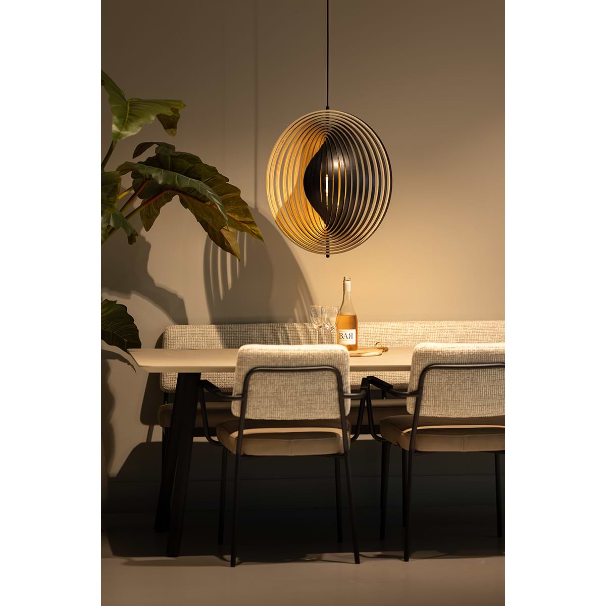 Houten hanglamp Woody van ETH. Verkrijgbaar in twee modellen. Zwart en naturel hout gecombineerd. Verstelbare prachtige hanglamp.