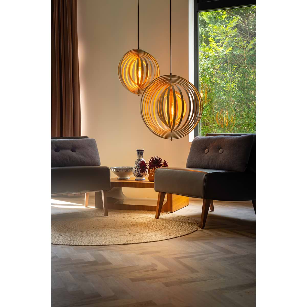 Houten hanglamp Woody van ETH. Verkrijgbaar in twee modellen. Zwart en naturel hout gecombineerd. Verstelbare prachtige hanglamp.
