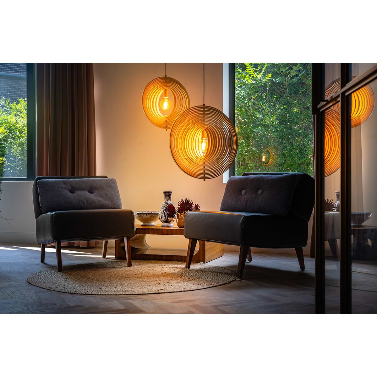 Houten hanglamp Woody van ETH. Verkrijgbaar in twee modellen. Zwart en naturel hout gecombineerd. Verstelbare prachtige hanglamp.