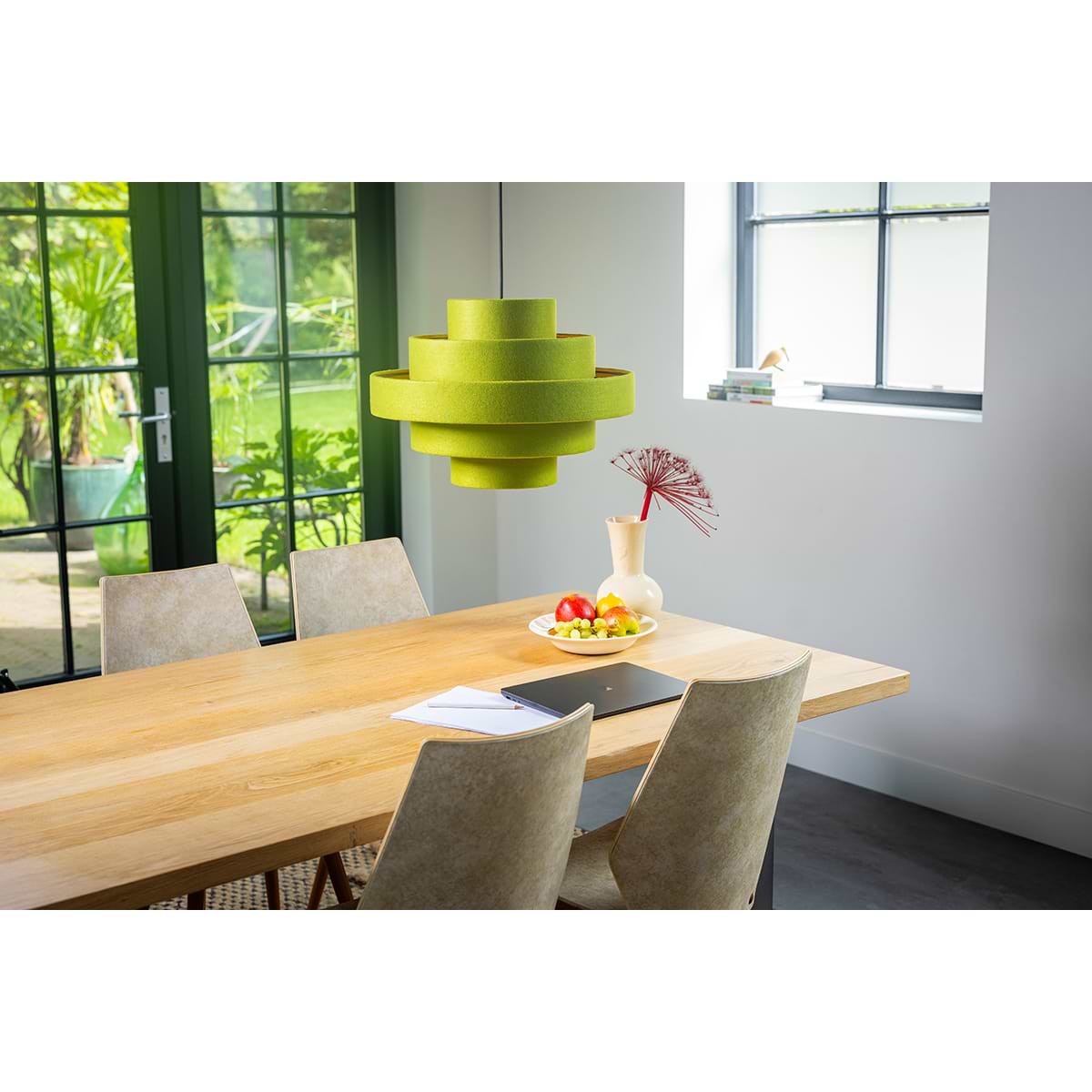 05-HL4397-33. Een sfeervolle groene hanglamp van vilt. Serie Jones van het merk ETH. Deze Jones hanglamp is ook verkrijgbaar in de kleuren antraciet en creme. Zoek in onze website op 'Jones'.