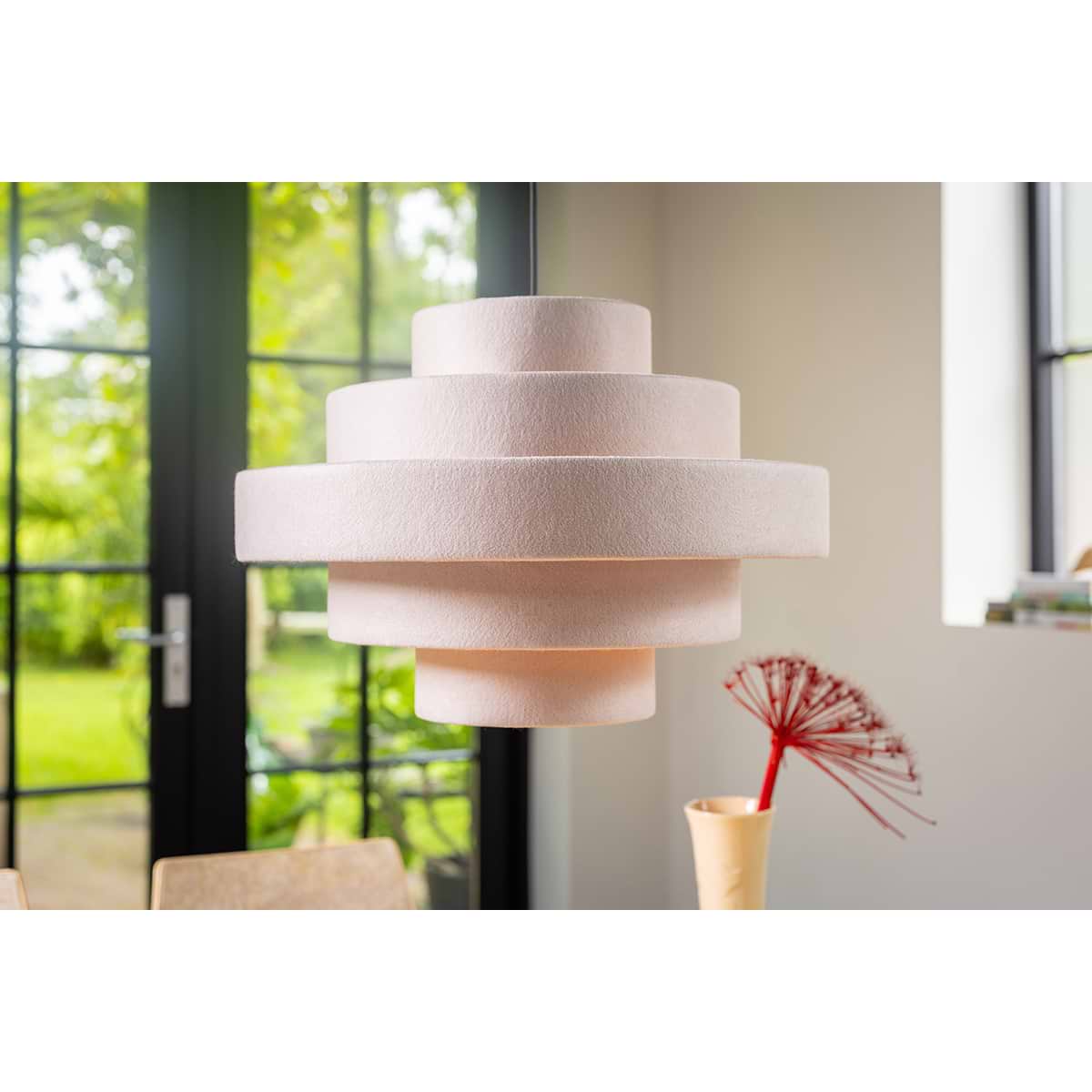 05-HL4397-59. Een sfeervolle creme-kleurige hanglamp van vilt. Serie Jones van het merk ETH. Deze Jones hanglamp is ook verkrijgbaar in de kleuren antraciet en groen. Zoek in onze website op 'Jones'.