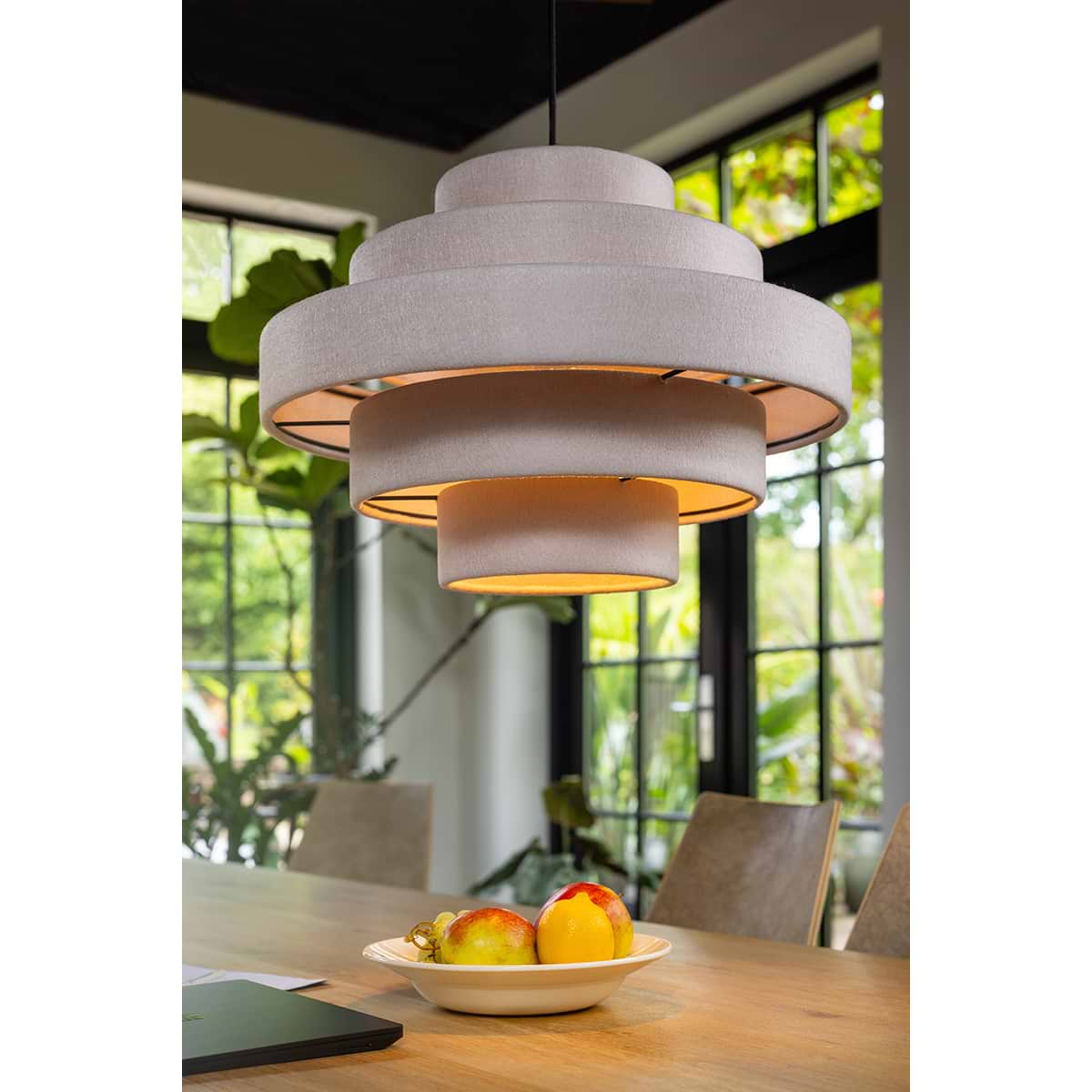 05-HL4397-59. Een sfeervolle creme-kleurige hanglamp van vilt. Serie Jones van het merk ETH. Deze Jones hanglamp is ook verkrijgbaar in de kleuren antraciet en groen. Zoek in onze website op 'Jones'.