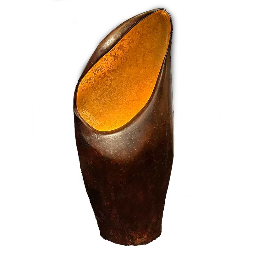 Zeer bijzondere organisch gevormde vloerlamp Nature, LB999/1VL-L-CORTEN-GOLD. Keramische vloerlamp, cortenstaal bruin van buiten en goudkleurig van binnen. Deze organische vloerlamp van keramiek is 120 cm hoog. Er zit een E27 fitting in voor een sfeervol LED lampje. De Nature collectie bestaat uit twee formaten tafellampjes en een vloerlamp. U kunt kiezen tussen mat wit of cortenstaal kleur (bruin) aan de buitenzijde. Ze staan allemaal in onze webshop, zoek op Nature. – LECLERCQ & BOUWMAN Verkrijgbaar bij Webo Verlichting in Beuningen bij Nijmegen. De grootste lampenwinkel van Nederland. Bezoek onze showroom of shop online in onze lampenwebshop.