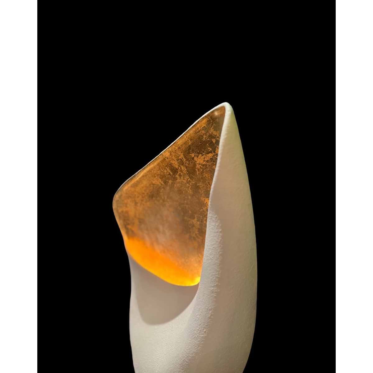 60 cm hoog en 15 cm diep. Er zit een E27 fitting in voor een sfeervol LED lampje. De Nature collectie bestaat uit twee formaten tafellampjes en een vloerlamp. U kunt kiezen tussen mat wit of cortenstaal kleur (bruin) aan de buitenzijde. Ze staan allemaal in onze webshop