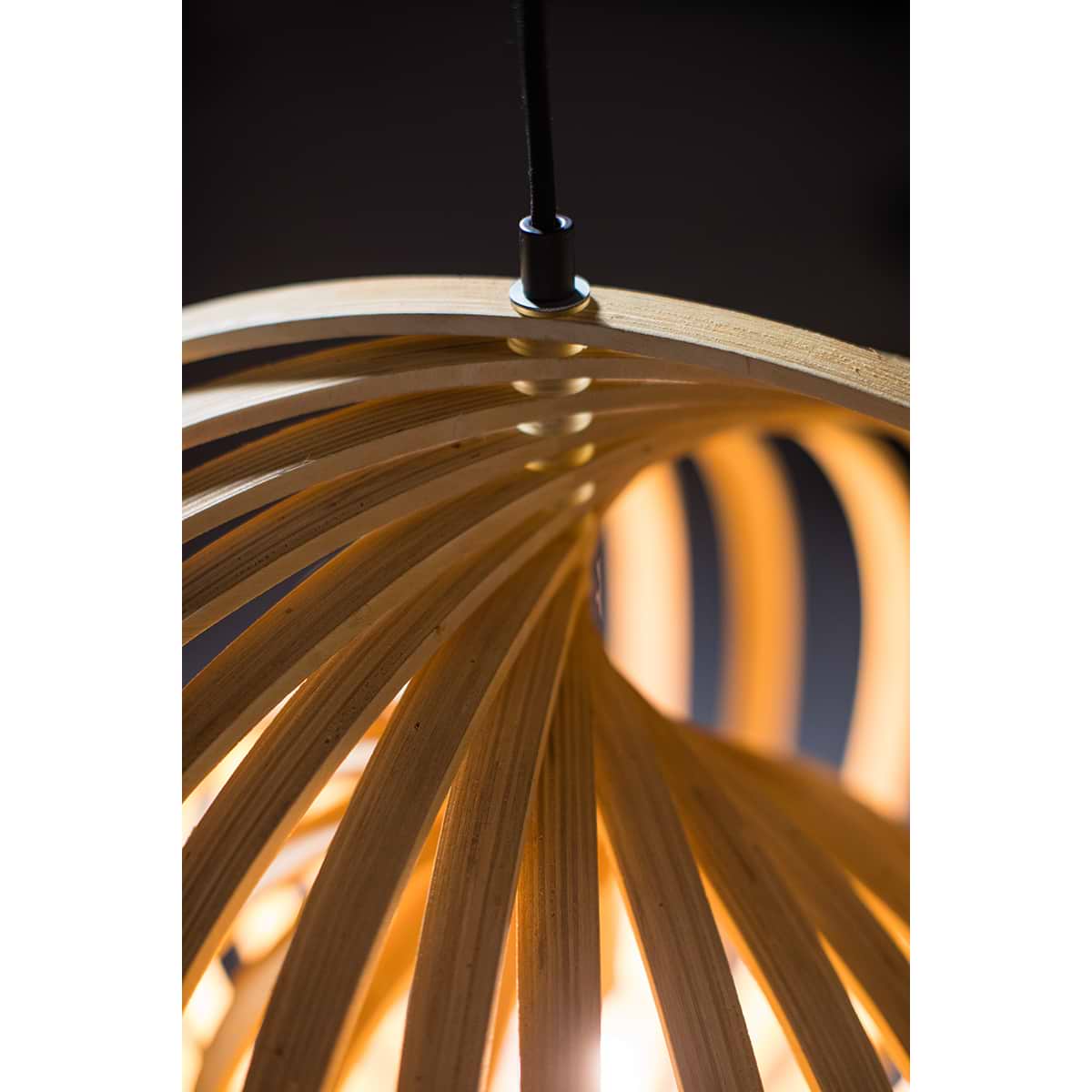 diameter 59 cm. De ringen zijn allemaal verstelbaar - ETH. De foto's tonen aan hoe verschillend de lamp wordt door met de ringen te spelen. Binnen de Woody serie van het merk ETH zijn vier varianten. Twee verschillende afmetingen en een versie van naturel hout binnenzijde en buitenzijde en een variant met een zwarte buitenzijde en naturel houten binnenzijde. Zoek op 'Woody' in het zoekveld op onze website en u ziet ze allemaal.