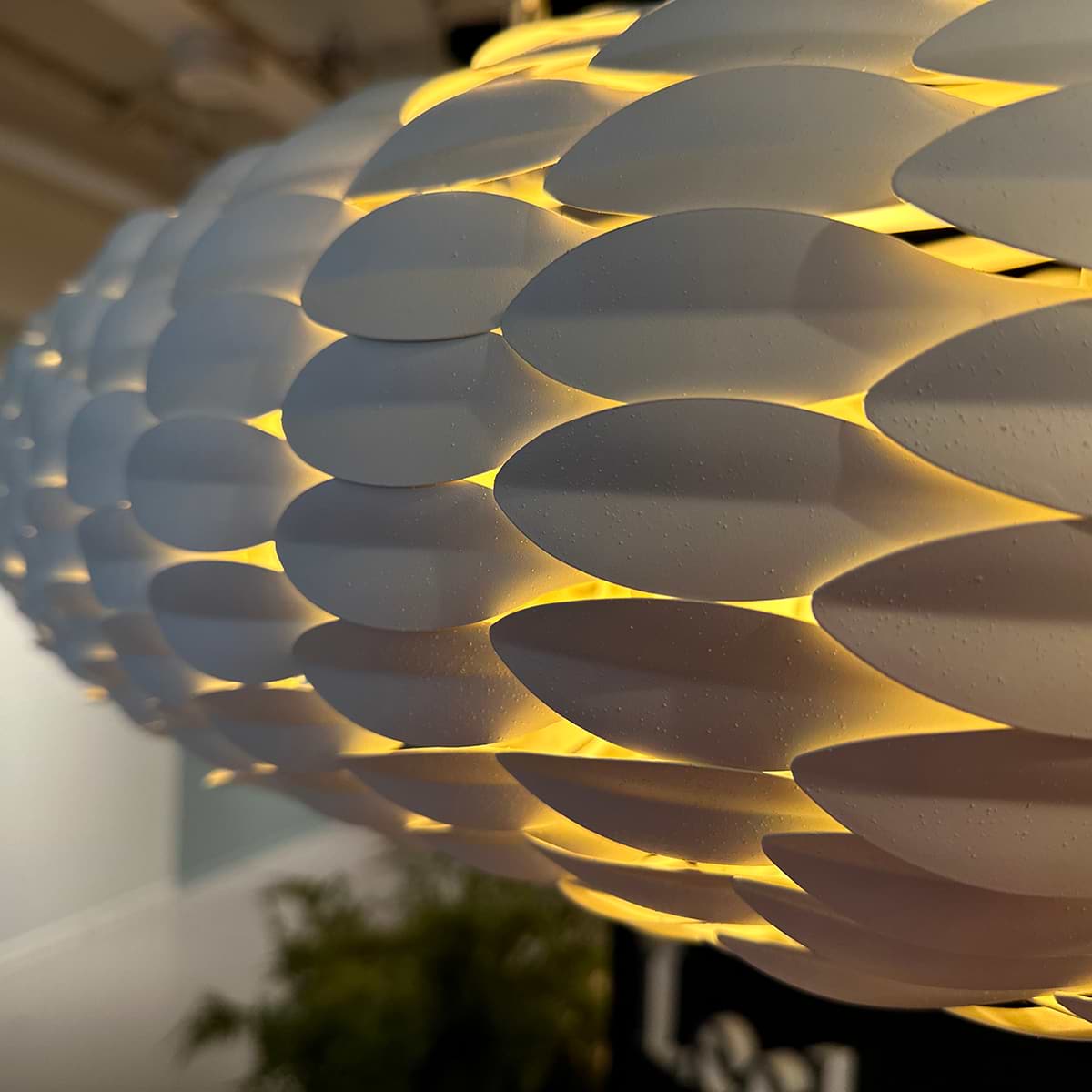 en dient voor extra licht als u dat nodig heeft. De lamp is dimbaar via een externe wanddimmer. De kleur van het armatuur is textured-white