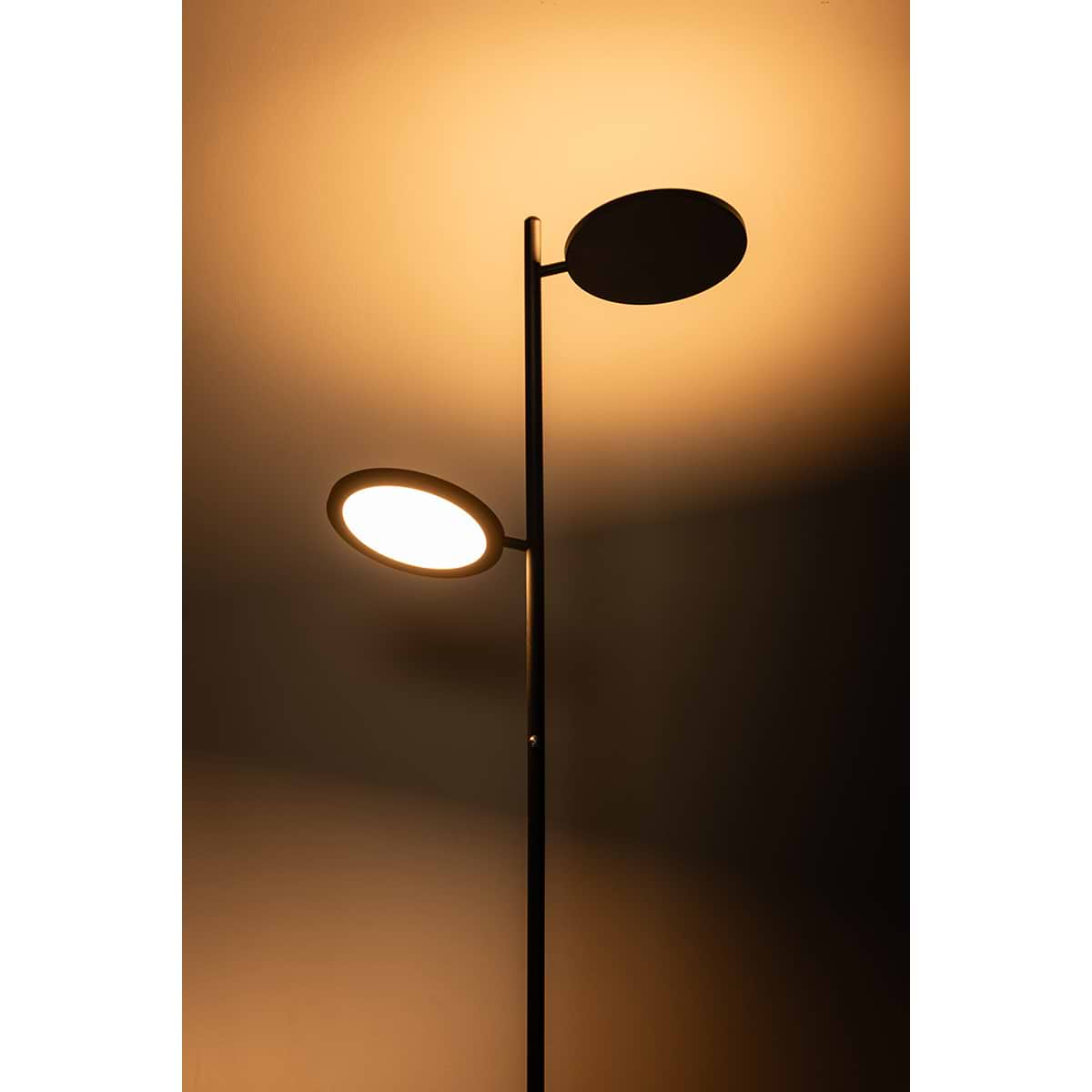 Mooie moderne mat zwarte vloerlamp met 2 lichtbronnen. Serie Felson van ETH