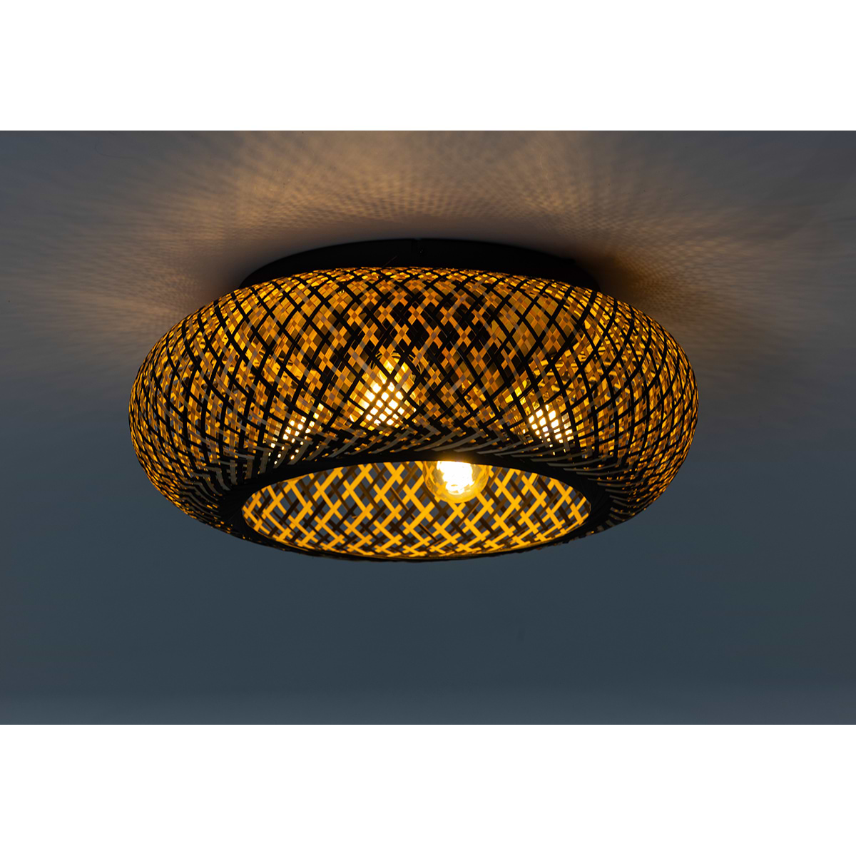 ETH. Er is ook een Otis plafondlamp met een diameter van 30 cm verkrijgbaar. Zoek in onze website op 'Otis'.