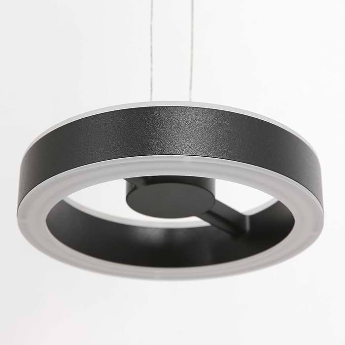 Moderne design hanglamp. Ideale hanglamp boven kookeiland. De lamp is in hoogte verstelbaar, heeft een ingebouwde LED lichtbron en is dimbaar via een externe wand dimmer/schakelaar. De lamp geeft warm wit licht. 3500ZW Steinhauer.