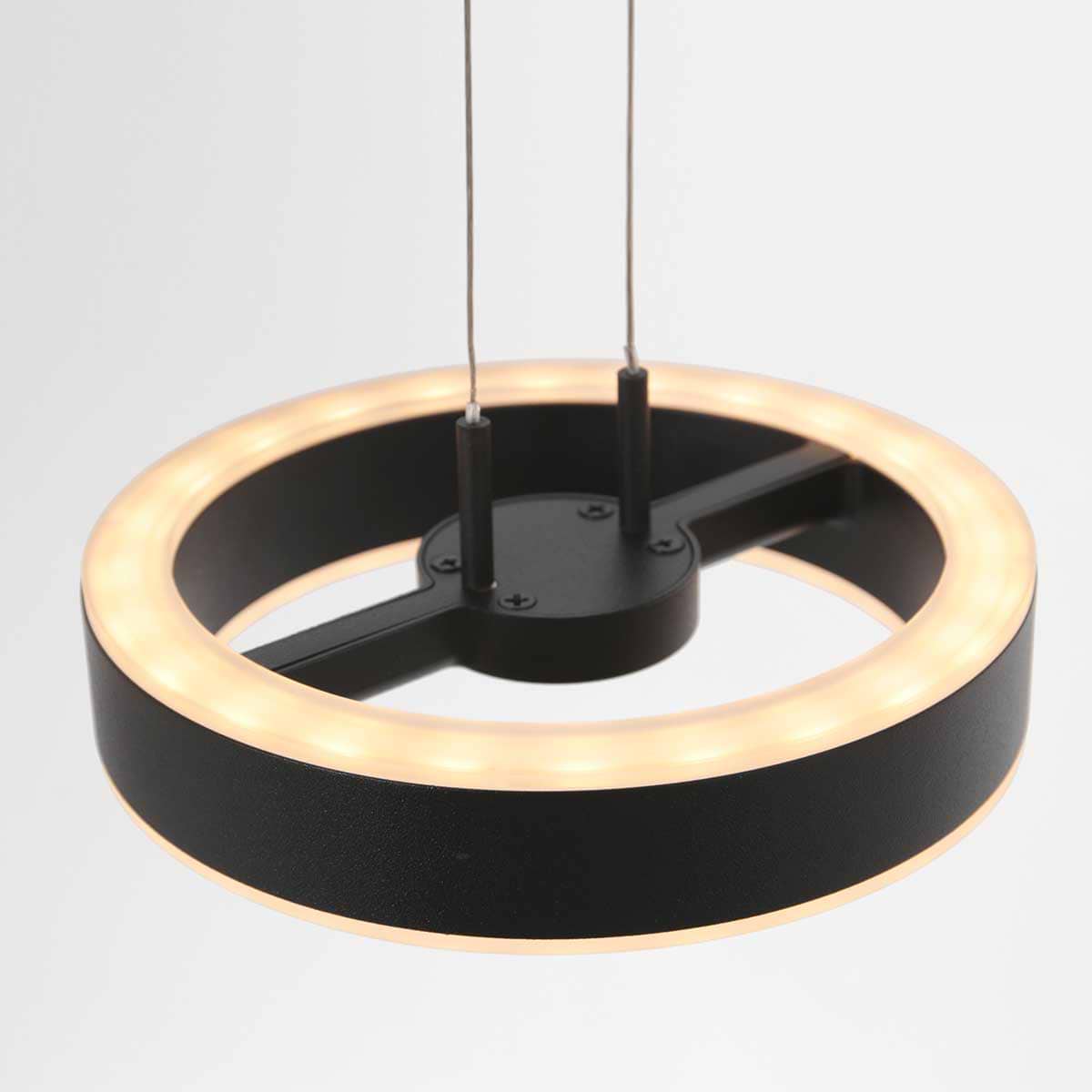 Moderne design hanglamp. Ideale hanglamp boven kookeiland. De lamp is in hoogte verstelbaar, heeft een ingebouwde LED lichtbron en is dimbaar via een externe wand dimmer/schakelaar. De lamp geeft warm wit licht. 3500ZW Steinhauer.