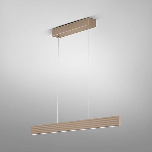 Moderne smalle design hanglamp, 51.508.34, van de Duitse fabrikant Knapstein. Direct en indirecte verlichting. Boven en onder licht zijn apart van elkaar door twee gebaarbedieningen in- en uit te schakelen en te dimmen. De lichtkleur van het boven en van het onderlicht kan door twee gebaarbedieningen apart van elkaar ingesteld worden tussen 2.200 en 3.000 Kelvin. Geheugenfunctie. De lamp is traploos in hoogte verstelbaar, bereik 1000 mm. Geen zichtbare schroeven in de plafondplaat. Alle lampen van Knapstein zijn van zeer degelijke kwaliteit. Voor meer opties uit de serie: FARA-112, kunt u de zoekfunctie gebruiken op onze site. Dan ziet u welke andere opties er binnen de serie zijn. Kleur: brons. Aantal lichtpunten: 1. Lichtbron: inclusief. Breedte in mm: 75. Lengte/diepte in mm: 1120.