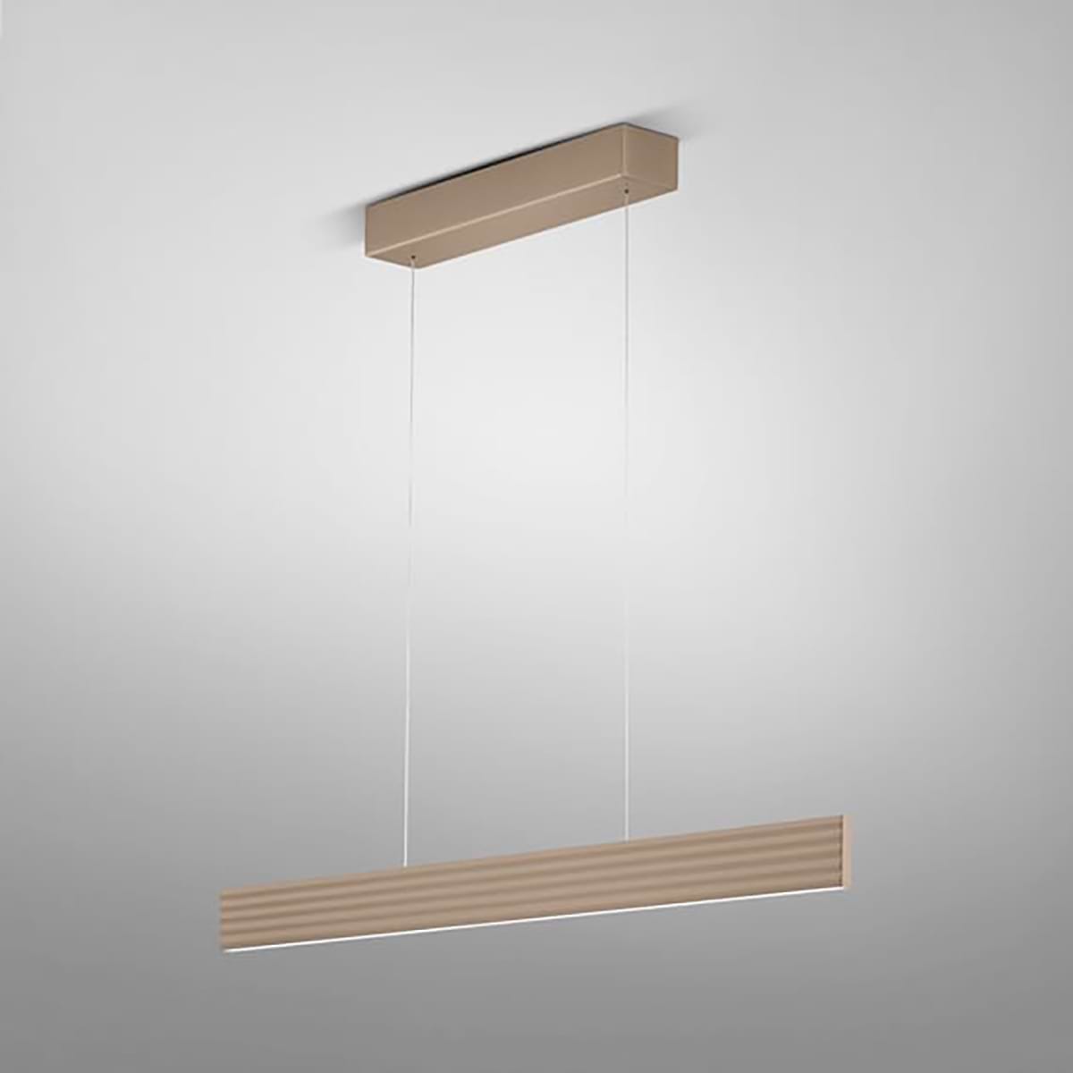 Moderne smalle design hanglamp, 51.508.34, van de Duitse fabrikant Knapstein. Direct en indirecte verlichting. Boven en onder licht zijn apart van elkaar door twee gebaarbedieningen in- en uit te schakelen en te dimmen. De lichtkleur van het boven en van het onderlicht kan door twee gebaarbedieningen apart van elkaar ingesteld worden tussen 2.200 en 3.000 Kelvin. Geheugenfunctie. De lamp is traploos in hoogte verstelbaar, bereik 1000 mm. Geen zichtbare schroeven in de plafondplaat. Alle lampen van Knapstein zijn van zeer degelijke kwaliteit. Voor meer opties uit de serie: FARA-112, kunt u de zoekfunctie gebruiken op onze site. Dan ziet u welke andere opties er binnen de serie zijn. Kleur: brons. Aantal lichtpunten: 1. Lichtbron: inclusief. Breedte in mm: 75. Lengte/diepte in mm: 1120.